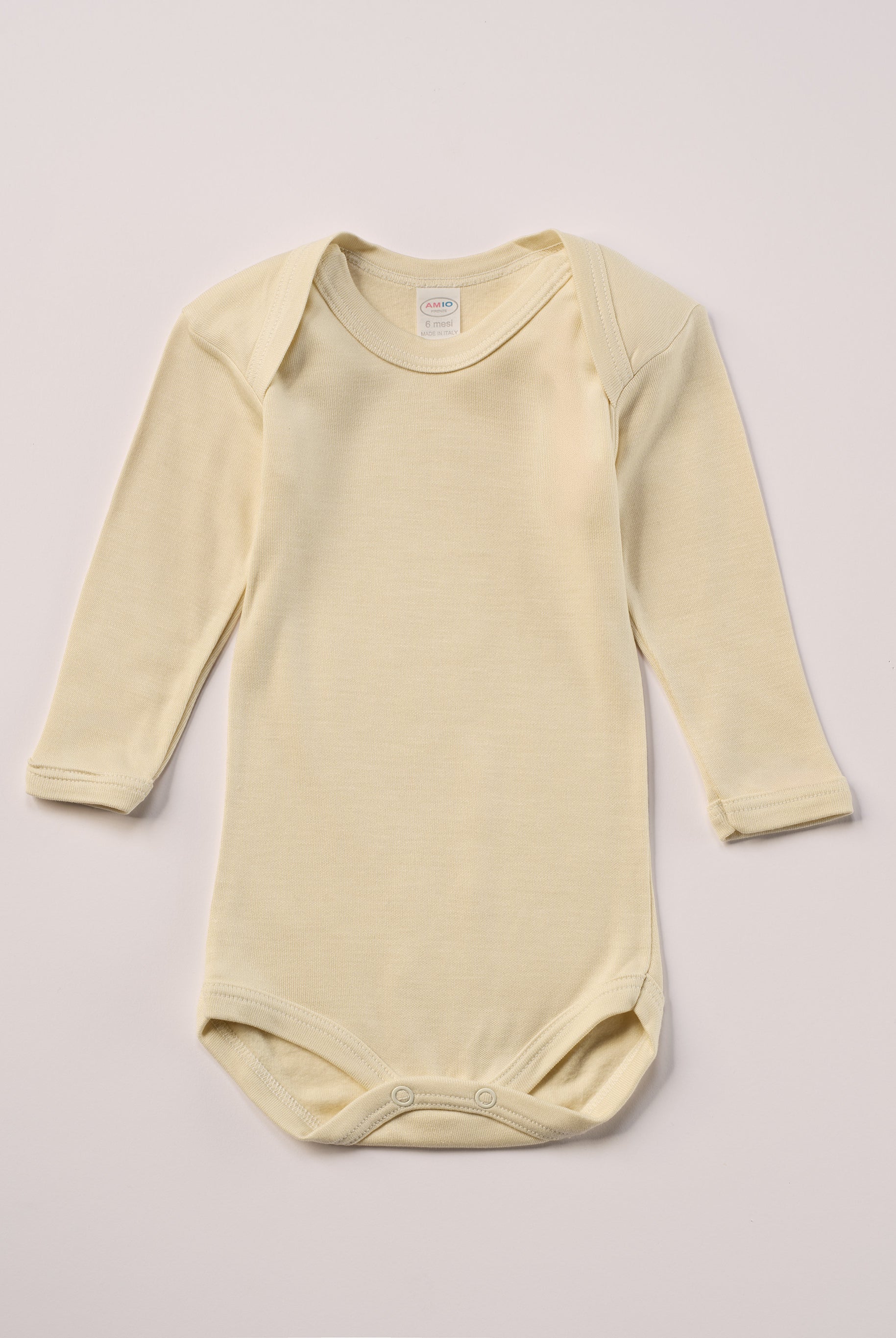 Für besonders sensible Babyhaut. Dieser beige Amerciano Body besteht aus hochwertiger Bambusviskose — einem Material, das für seine seidige Weichheit, hohe Atmungsaktivität und temperaturausgleichenden Eigenschaften bekannt ist. Sanft zur Haut, funktional im Alltag.