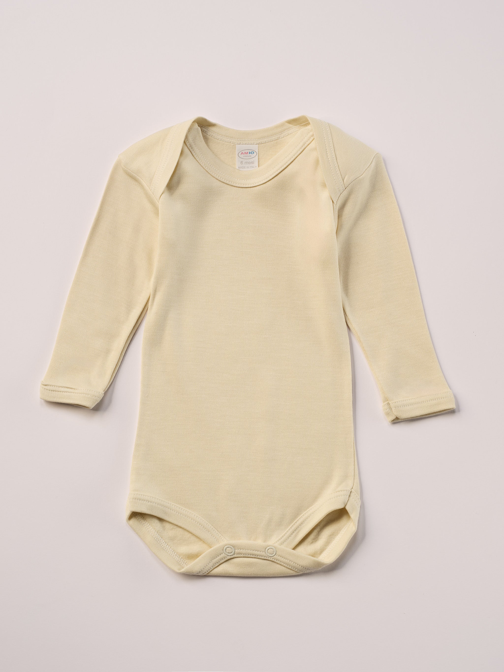 Für besonders sensible Babyhaut. Dieser beige Amerciano Body besteht aus hochwertiger Bambusviskose — einem Material, das für seine seidige Weichheit, hohe Atmungsaktivität und temperaturausgleichenden Eigenschaften bekannt ist. Sanft zur Haut, funktional im Alltag.