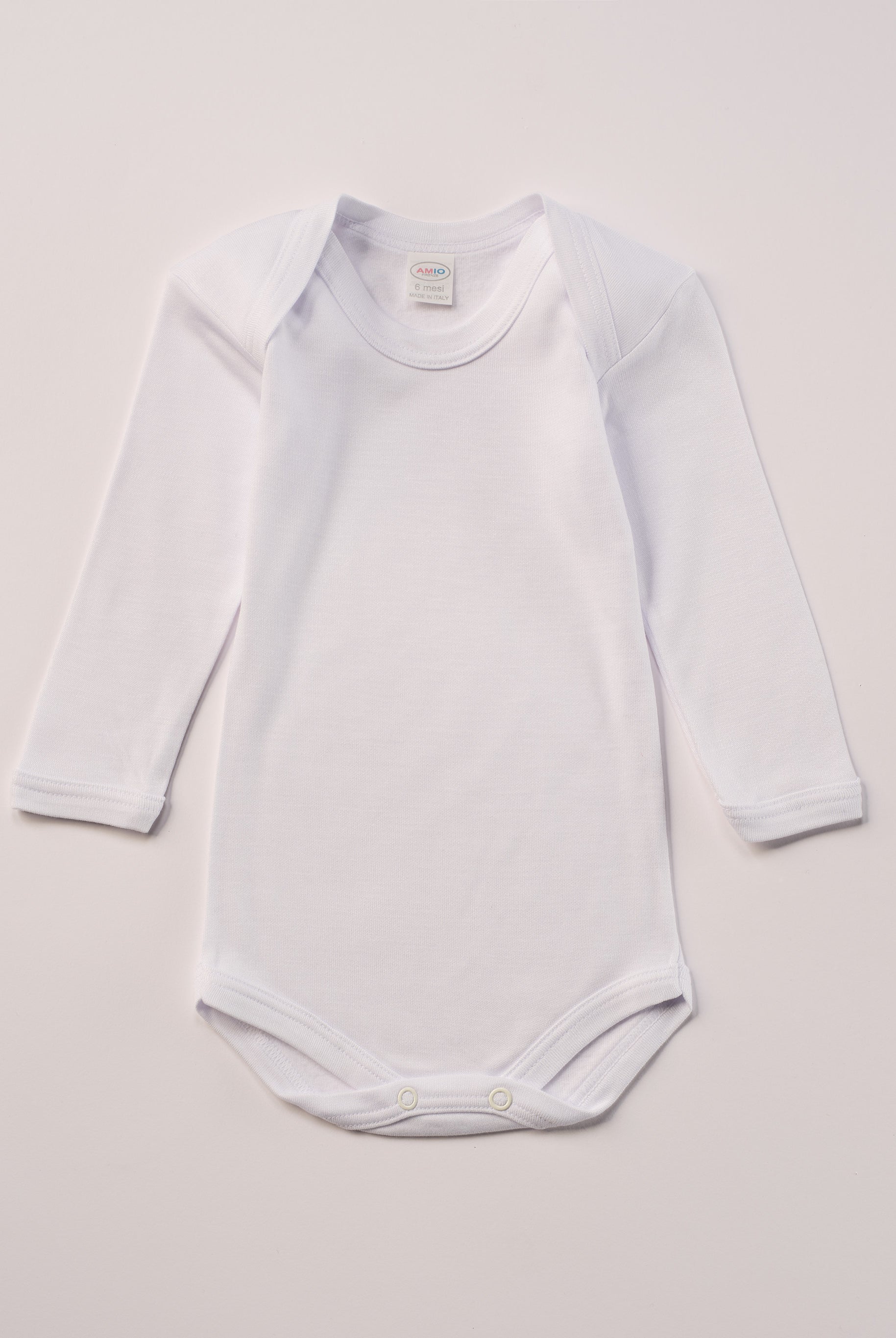 Für besonders sensible Babyhaut. Dieser weiße Amerciano Body besteht aus hochwertiger Bambusviskose — einem Material, das für seine seidige Weichheit, hohe Atmungsaktivität und temperaturausgleichenden Eigenschaften bekannt ist. Sanft zur Haut, funktional im Alltag.