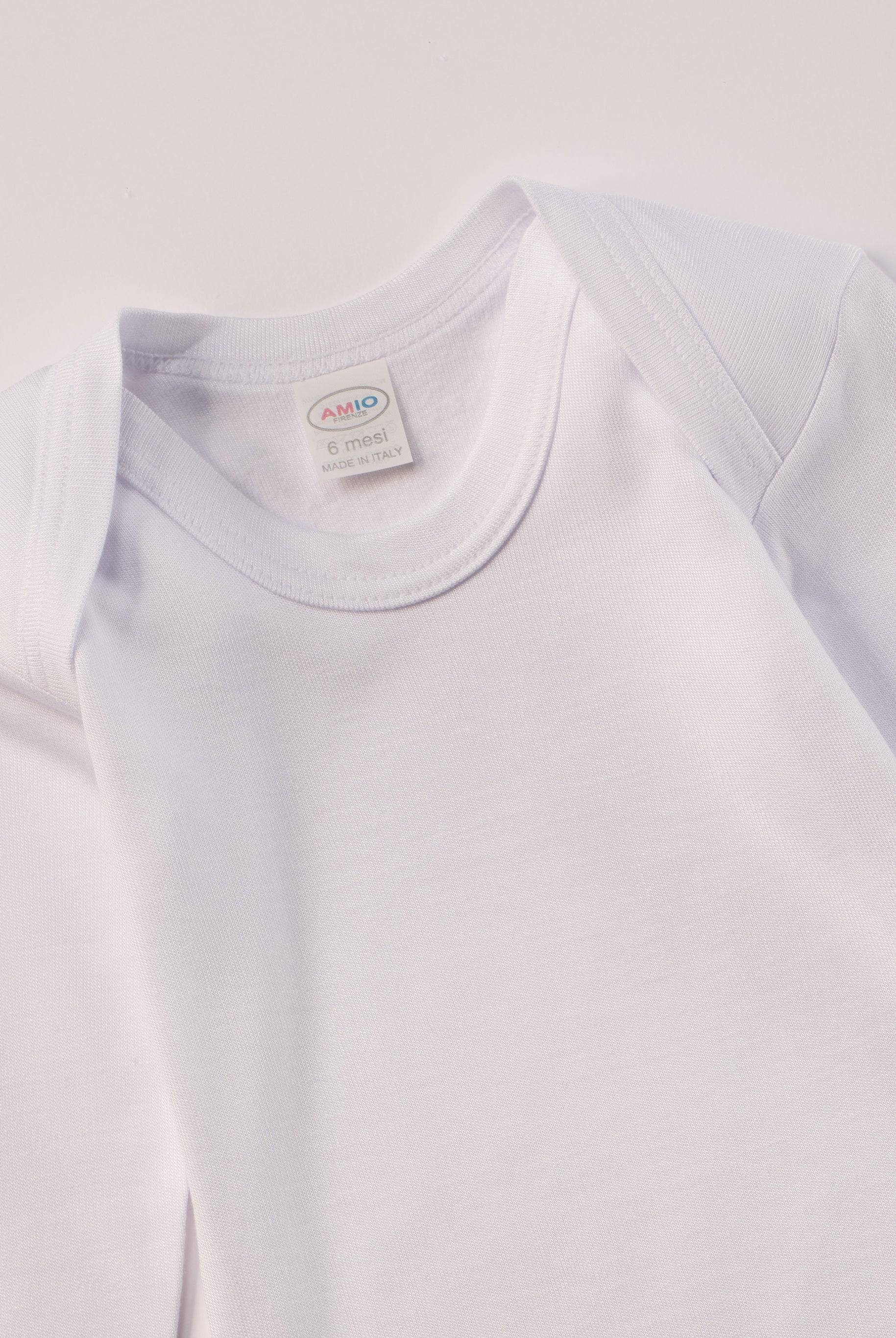 Für besonders sensible Babyhaut. Dieser weiße Amerciano Body besteht aus hochwertiger Bambusviskose — einem Material, das für seine seidige Weichheit, hohe Atmungsaktivität und temperaturausgleichenden Eigenschaften bekannt ist. Sanft zur Haut, funktional im Alltag.