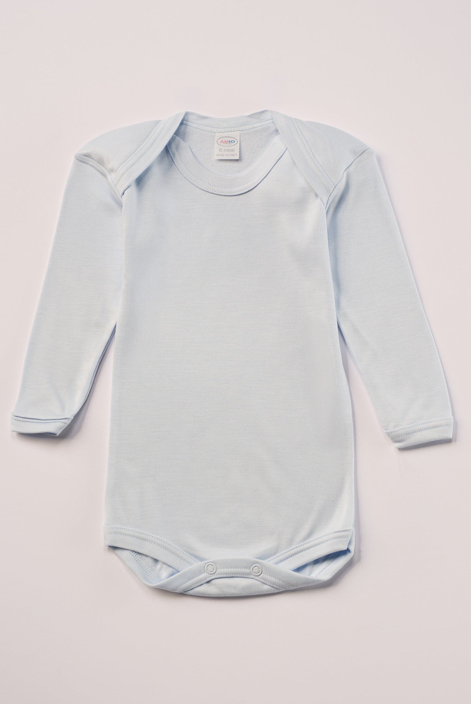 Für besonders sensible Babyhaut. Dieser himmelblaue Amerciano Body besteht aus hochwertiger Bambusviskose — einem Material, das für seine seidige Weichheit, hohe Atmungsaktivität und temperaturausgleichenden Eigenschaften bekannt ist. Sanft zur Haut, funktional im Alltag.