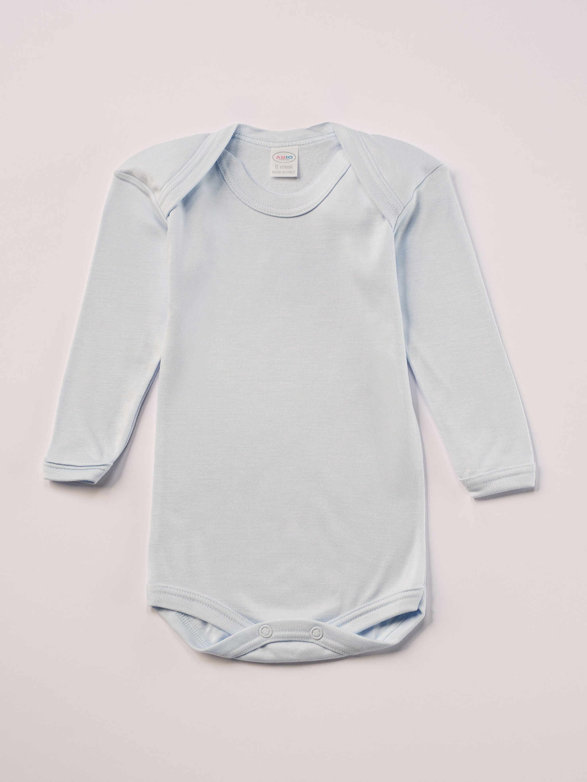 Für besonders sensible Babyhaut. Dieser himmelblaue Amerciano Body besteht aus hochwertiger Bambusviskose — einem Material, das für seine seidige Weichheit, hohe Atmungsaktivität und temperaturausgleichenden Eigenschaften bekannt ist. Sanft zur Haut, funktional im Alltag.