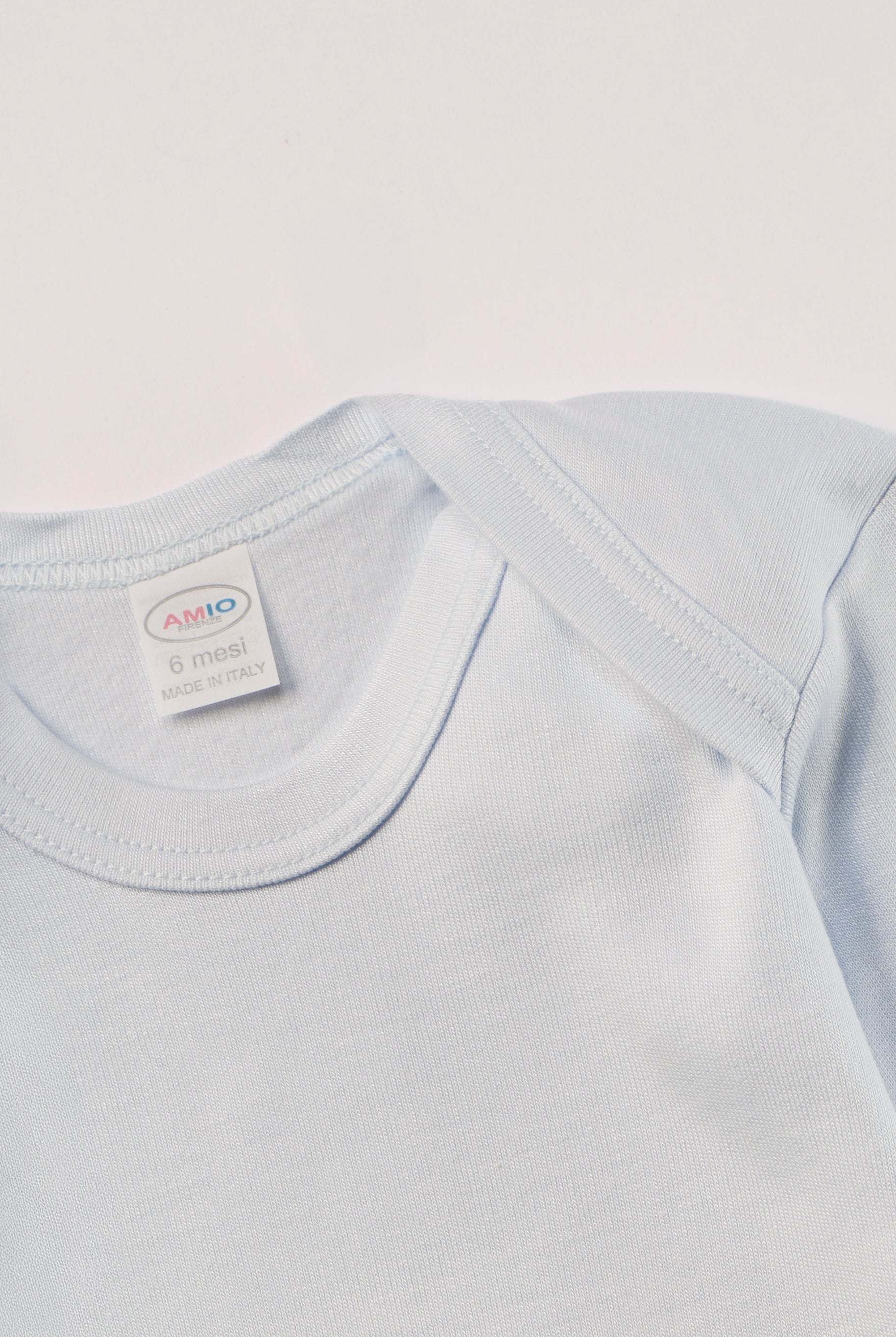 Für besonders sensible Babyhaut. Dieser himmelblaue Amerciano Body besteht aus hochwertiger Bambusviskose — einem Material, das für seine seidige Weichheit, hohe Atmungsaktivität und temperaturausgleichenden Eigenschaften bekannt ist. Sanft zur Haut, funktional im Alltag.