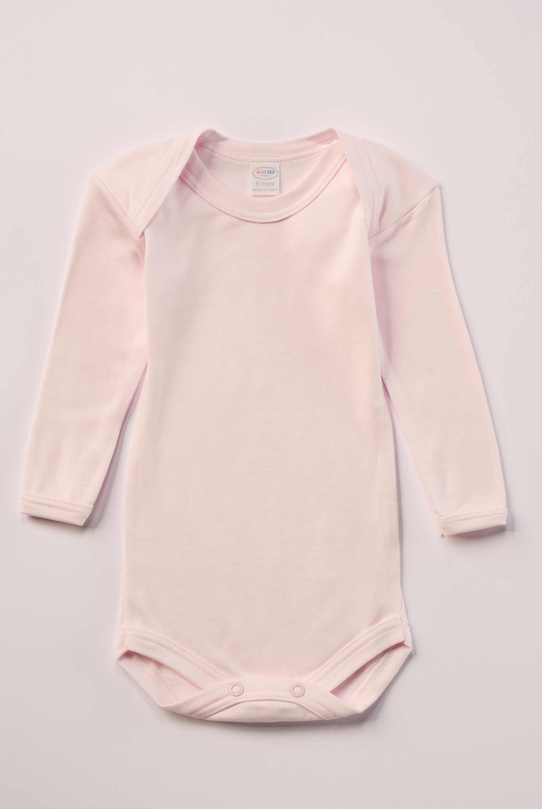 Für besonders sensible Babyhaut. Dieser rosa Amerciano Body besteht aus hochwertiger Bambusviskose — einem Material, das für seine seidige Weichheit, hohe Atmungsaktivität und temperaturausgleichenden Eigenschaften bekannt ist. Sanft zur Haut, funktional im Alltag.