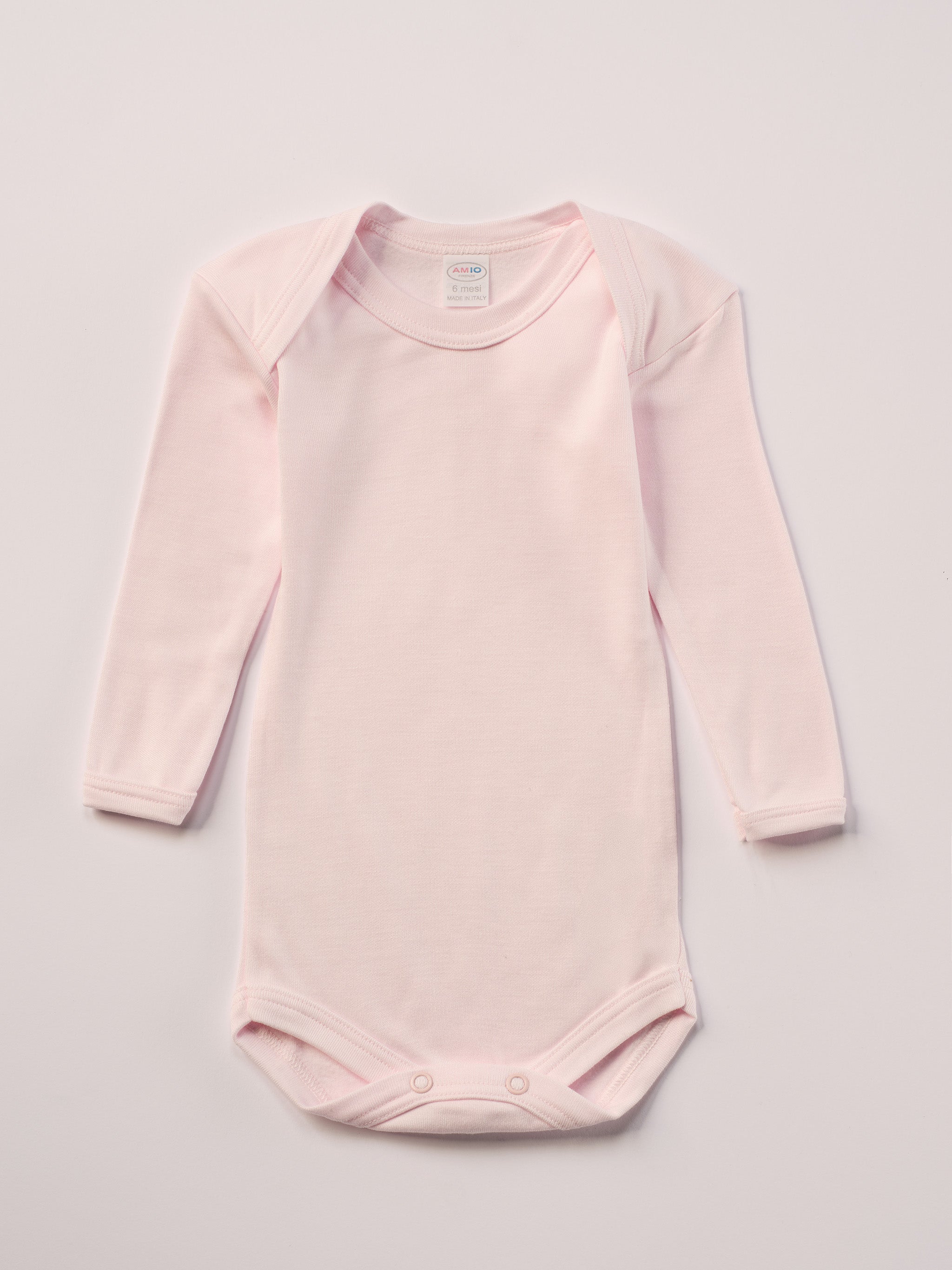 Für besonders sensible Babyhaut. Dieser rosa Amerciano Body besteht aus hochwertiger Bambusviskose — einem Material, das für seine seidige Weichheit, hohe Atmungsaktivität und temperaturausgleichenden Eigenschaften bekannt ist. Sanft zur Haut, funktional im Alltag.