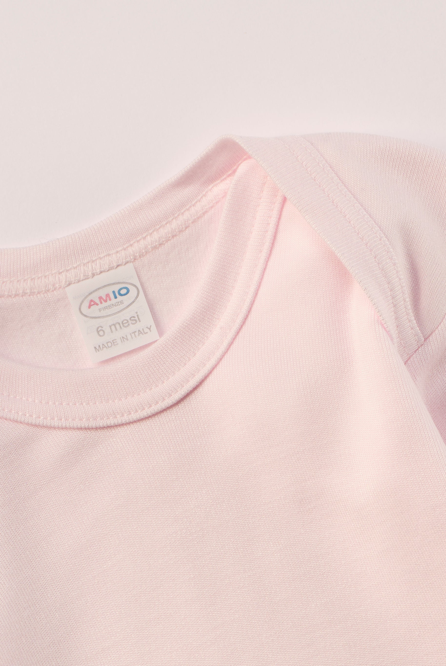 Für besonders sensible Babyhaut. Dieser rosa Amerciano Body besteht aus hochwertiger Bambusviskose — einem Material, das für seine seidige Weichheit, hohe Atmungsaktivität und temperaturausgleichenden Eigenschaften bekannt ist. Sanft zur Haut, funktional im Alltag.