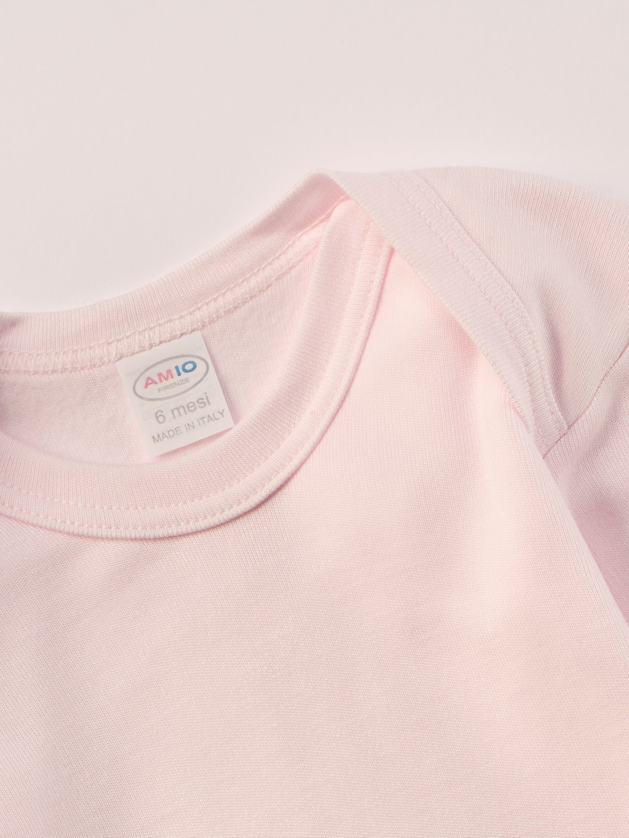 Für besonders sensible Babyhaut. Dieser rosa Amerciano Body besteht aus hochwertiger Bambusviskose — einem Material, das für seine seidige Weichheit, hohe Atmungsaktivität und temperaturausgleichenden Eigenschaften bekannt ist. Sanft zur Haut, funktional im Alltag.