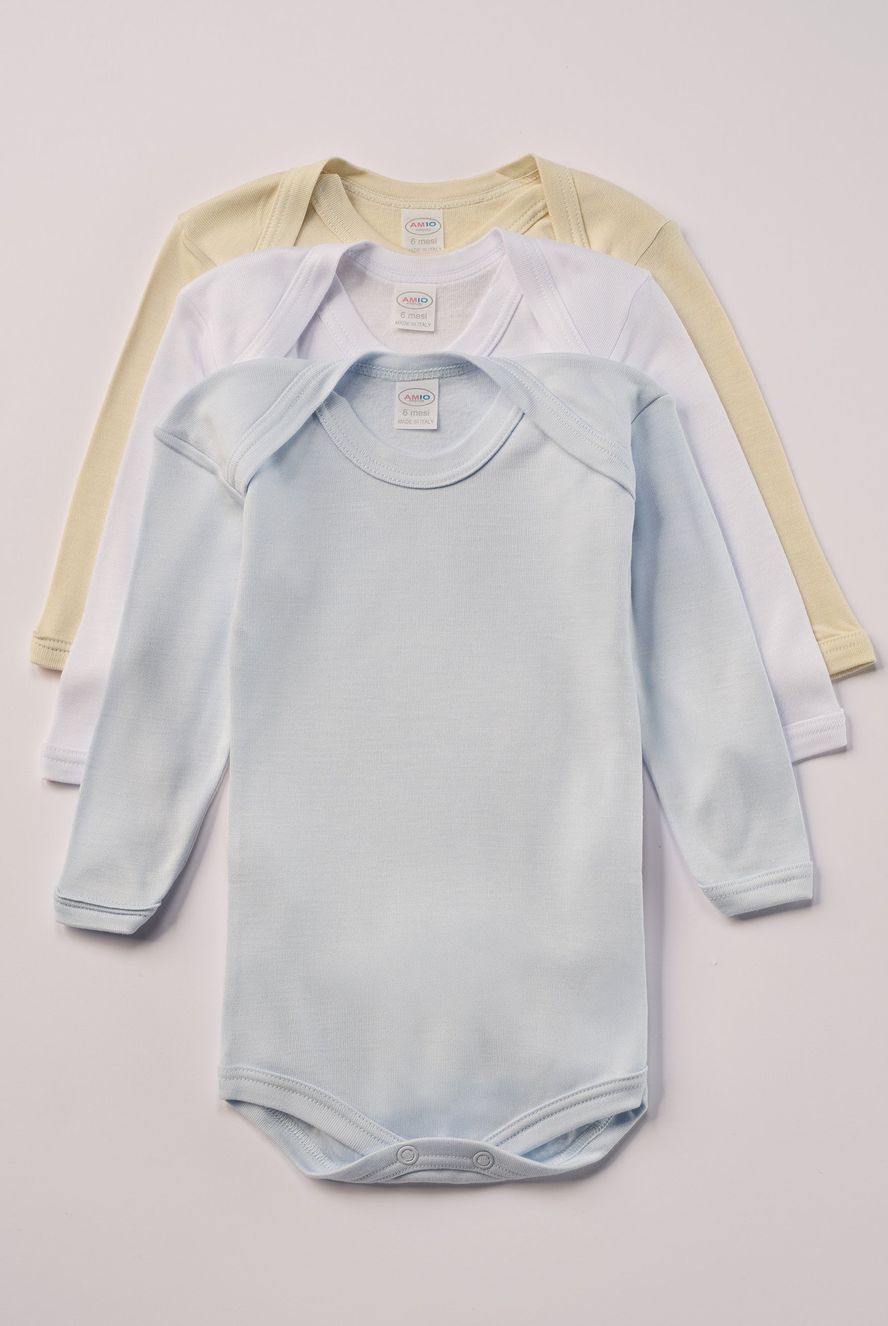 Für besonders sensible Babyhaut. Diese Amerciano Bodys in beige, weiß und himmelblau besteht aus hochwertiger Bambusviskose — einem Material, das für seine seidige Weichheit, hohe Atmungsaktivität und temperaturausgleichenden Eigenschaften bekannt ist. Sanft zur Haut, funktional im Alltag.