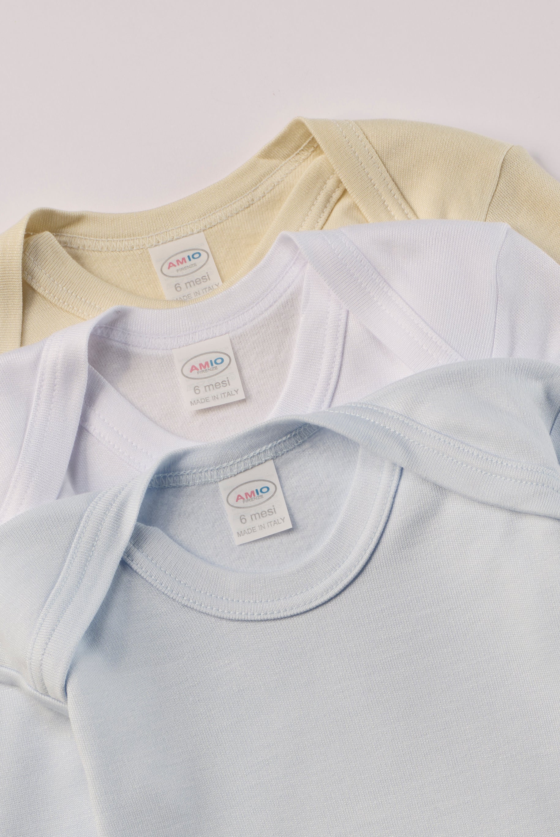 Für besonders sensible Babyhaut. Diese Amerciano Bodys in beige, weiß und himmelblau besteht aus hochwertiger Bambusviskose — einem Material, das für seine seidige Weichheit, hohe Atmungsaktivität und temperaturausgleichenden Eigenschaften bekannt ist. Sanft zur Haut, funktional im Alltag.