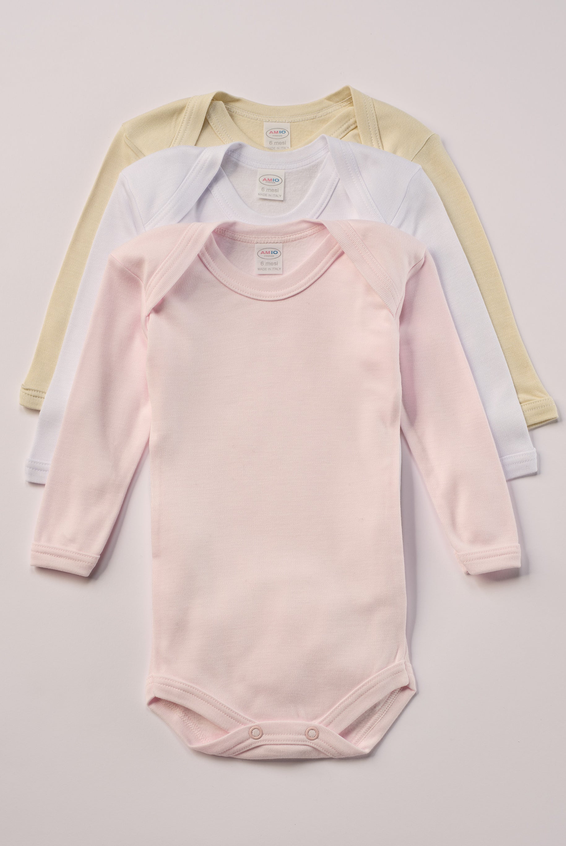 Für besonders sensible Babyhaut. Diese Amerciano Bodys in beige, weiß und rosa besteht aus hochwertiger Bambusviskose — einem Material, das für seine seidige Weichheit, hohe Atmungsaktivität und temperaturausgleichenden Eigenschaften bekannt ist. Sanft zur Haut, funktional im Alltag.