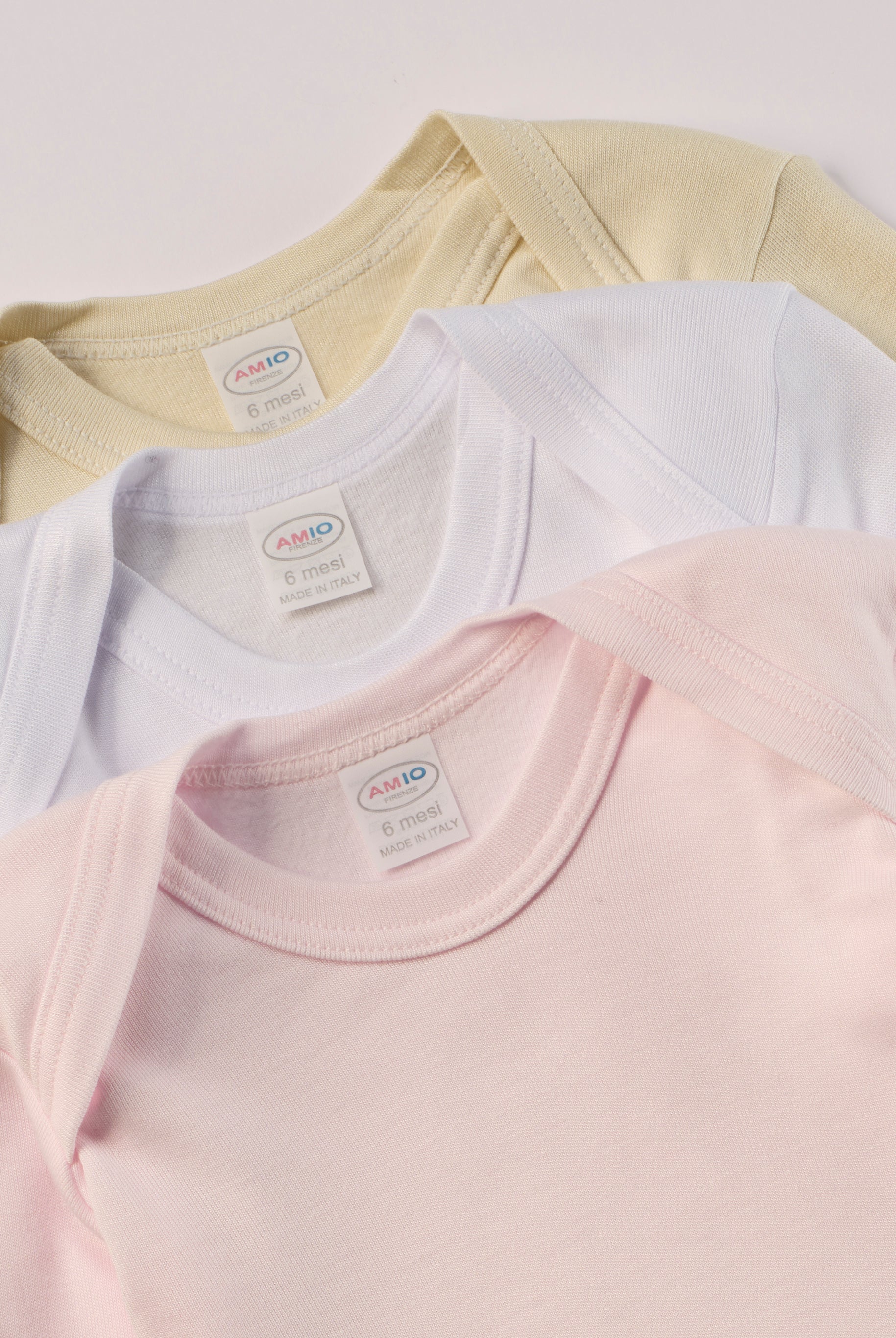 Für besonders sensible Babyhaut. Diese Amerciano Bodys in beige, weiß und rosa besteht aus hochwertiger Bambusviskose — einem Material, das für seine seidige Weichheit, hohe Atmungsaktivität und temperaturausgleichenden Eigenschaften bekannt ist. Sanft zur Haut, funktional im Alltag.