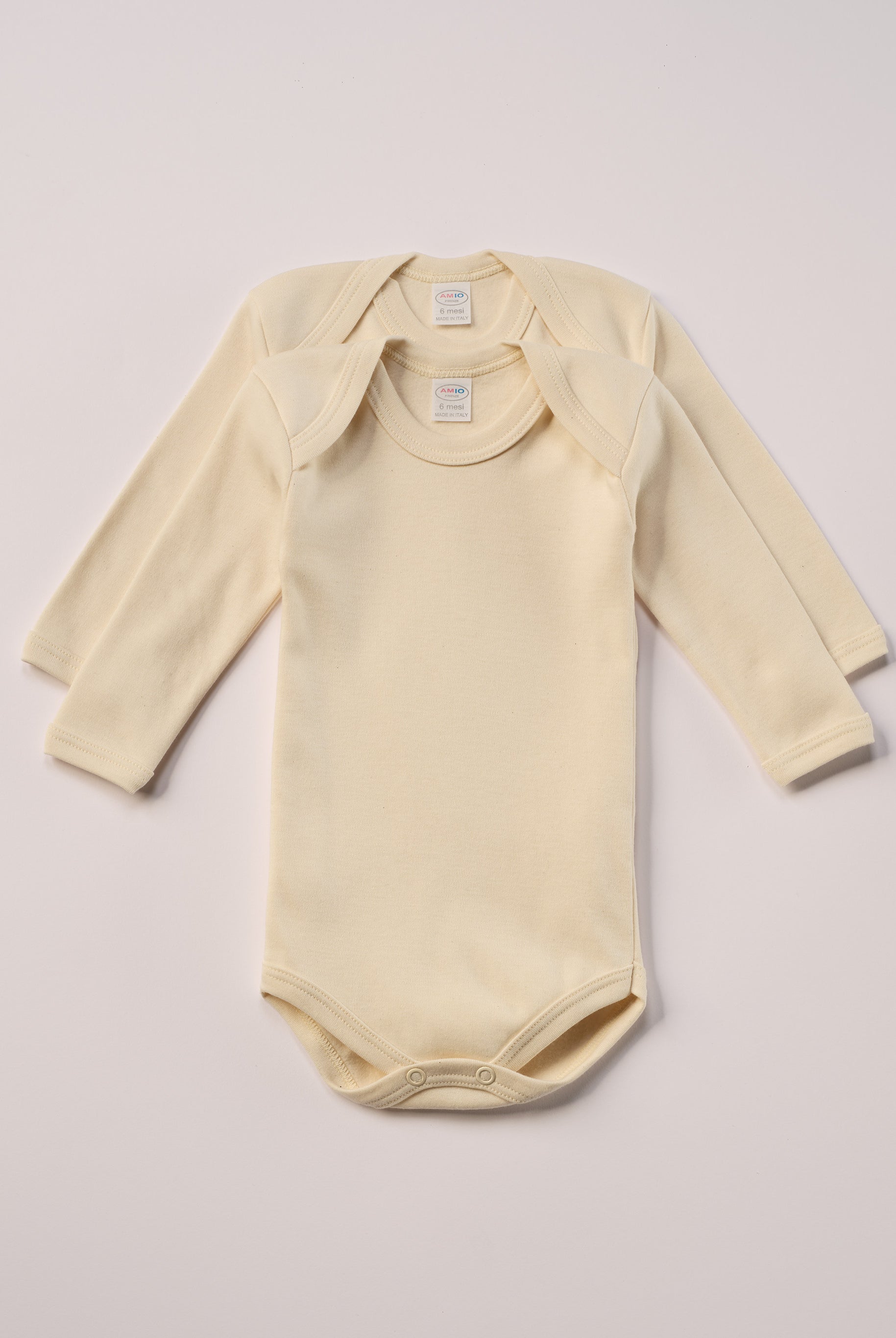 Für die empfindlichste Haut der Welt. Die Organic+ Bodys sind aus 100% ungefärbter, ungebleichter, organischer Baumwolle gefertigt — innen mit weichem Flanell, welches Feuchtigkeit aufnimmt und streichelzart auf Babyhaut liegt.