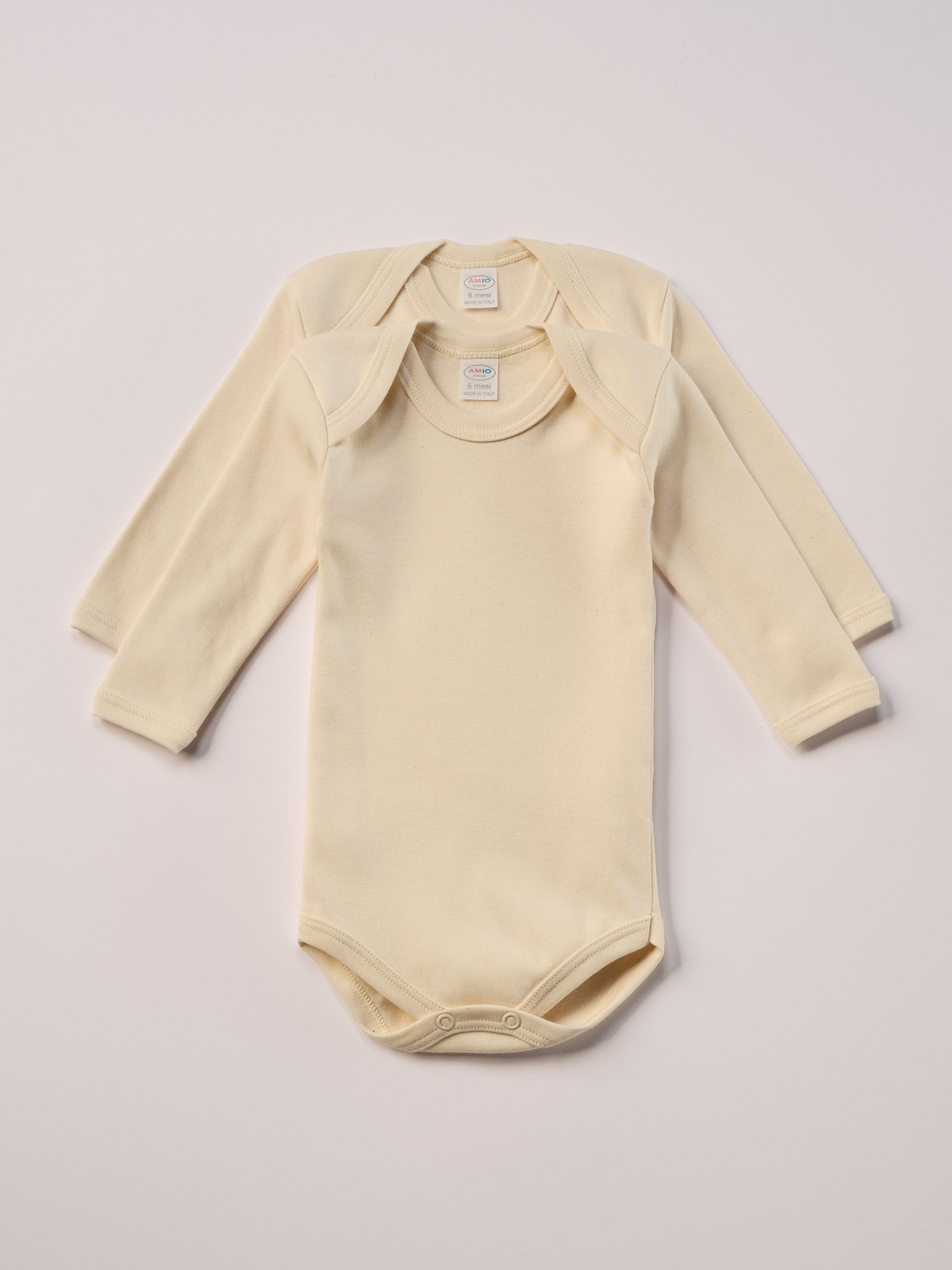 Für die empfindlichste Haut der Welt. Die Organic+ Bodys sind aus 100% ungefärbter, ungebleichter, organischer Baumwolle gefertigt — innen mit weichem Flanell, welches Feuchtigkeit aufnimmt und streichelzart auf Babyhaut liegt.