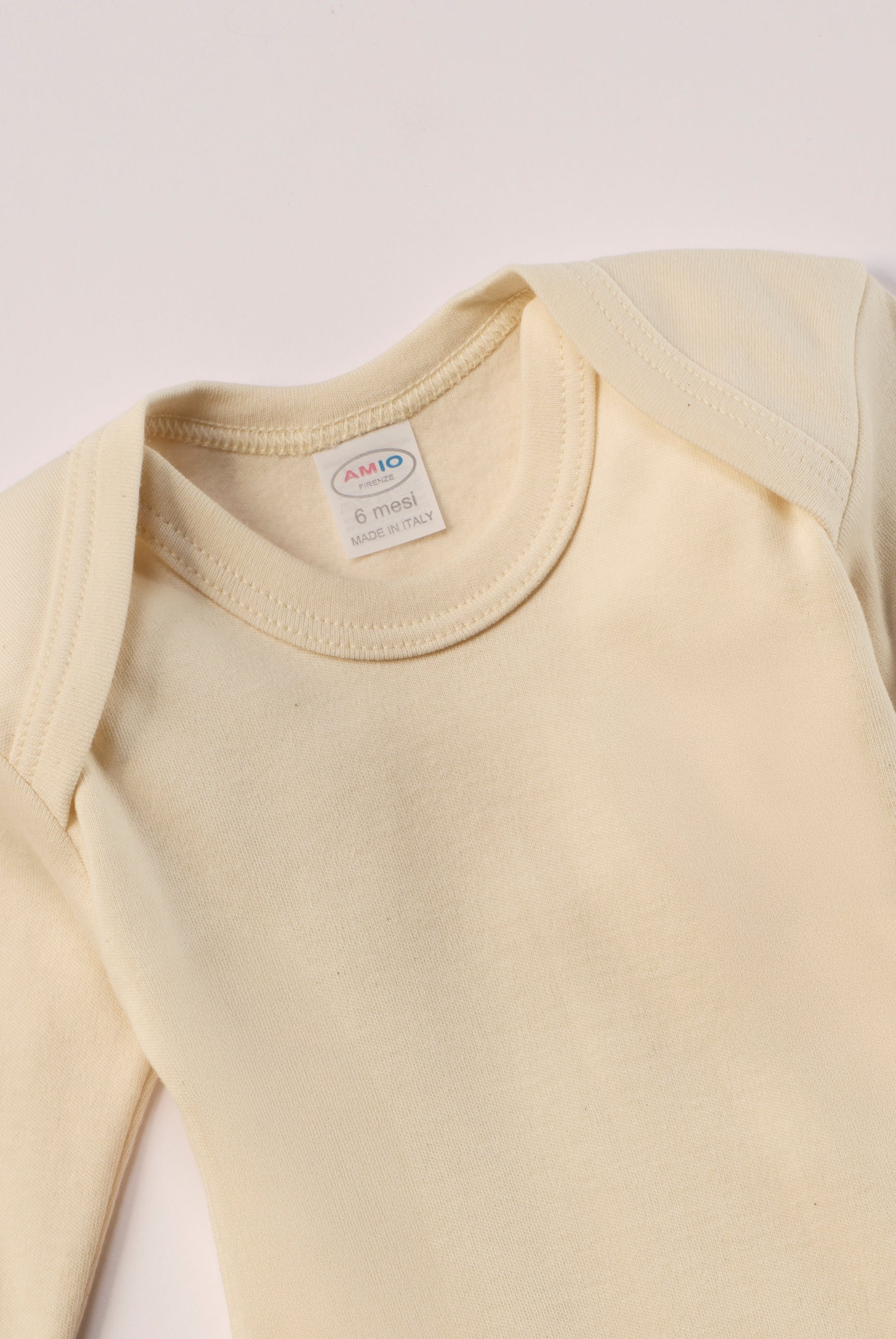 Für die empfindlichste Haut der Welt. Der Organic+ Body ist aus 100% ungefärbter, ungebleichter, organischer Baumwolle gefertigt — innen mit weichem Flanell, welches Feuchtigkeit aufnimmt und streichelzart auf Babyhaut liegt.