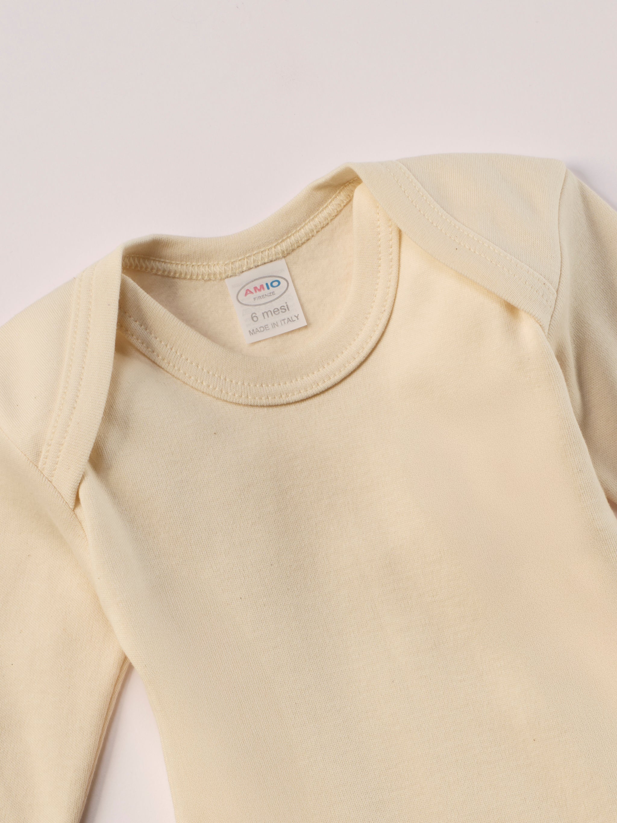 Für die empfindlichste Haut der Welt. Der Organic+ Body ist aus 100% ungefärbter, ungebleichter, organischer Baumwolle gefertigt — innen mit weichem Flanell, welches Feuchtigkeit aufnimmt und streichelzart auf Babyhaut liegt.