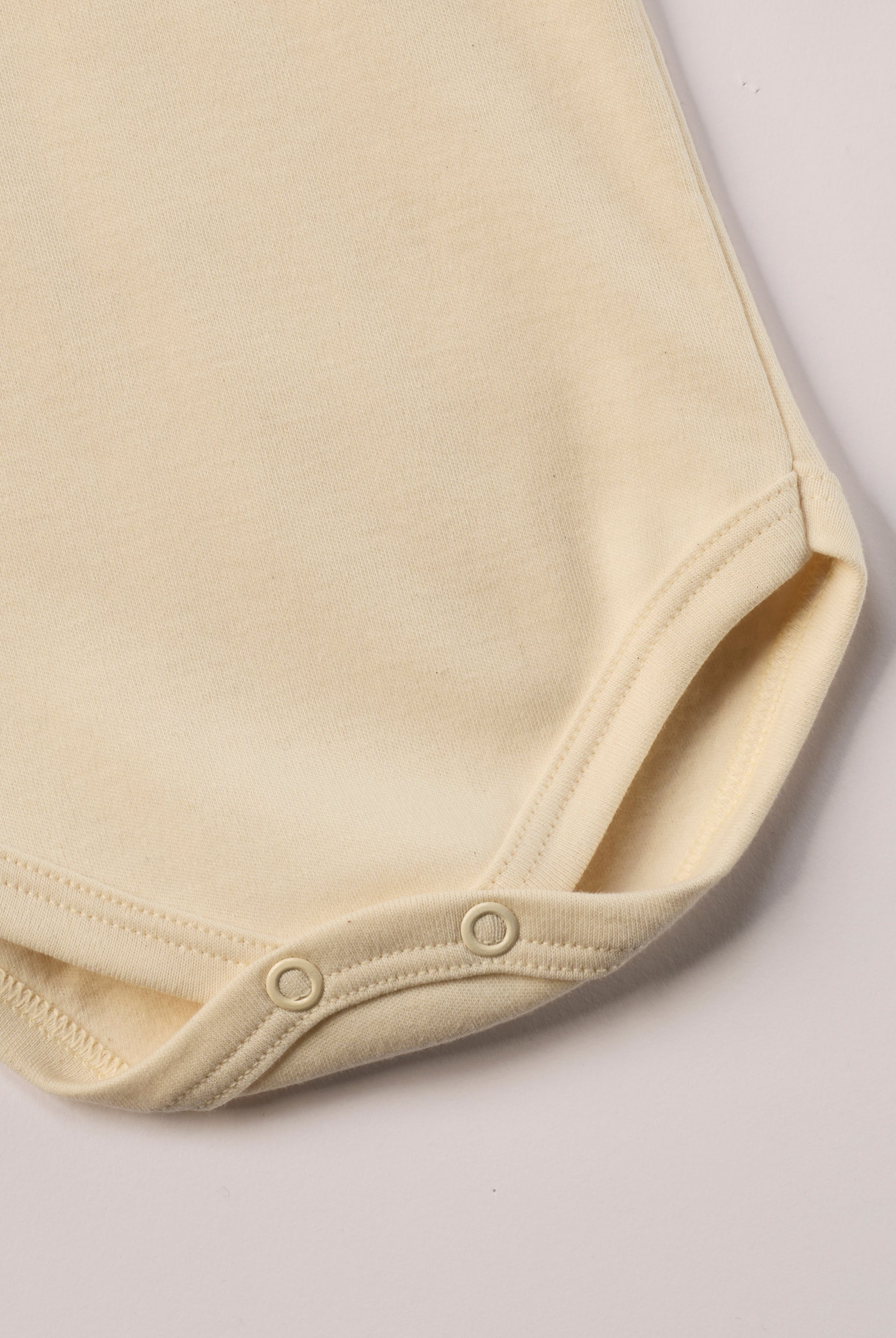 Für die empfindlichste Haut der Welt. Der Organic+ Body ist aus 100% ungefärbter, ungebleichter, organischer Baumwolle gefertigt — innen mit weichem Flanell, welches Feuchtigkeit aufnimmt und streichelzart auf Babyhaut liegt.