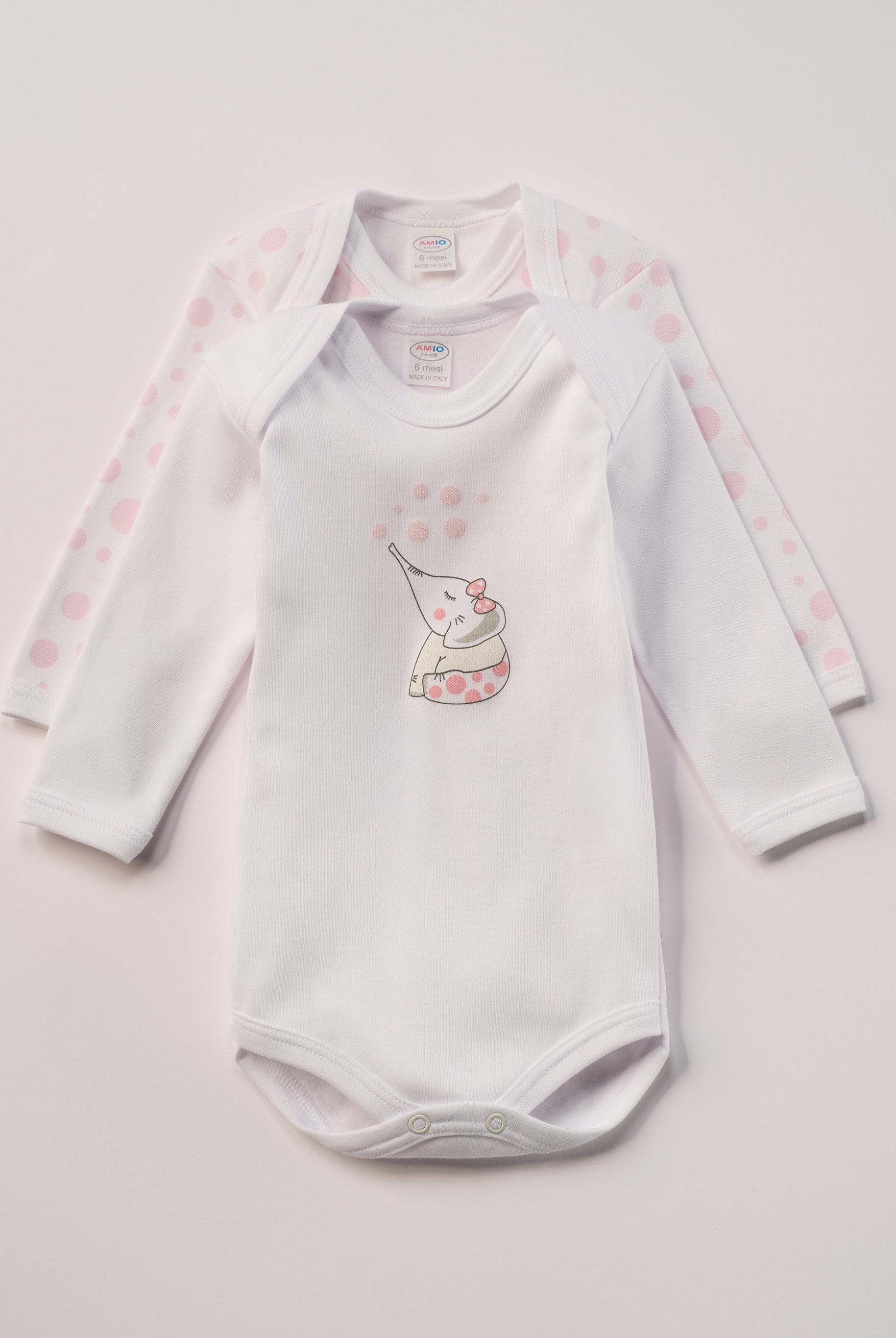 Für aktive Babys, eine empfindliche Haut und einen farbenfrohen Alltag.
Diese Americano Bodys bestehen aus hochwertiger, sanft gefärbter und schonend gebleichter organischer Baumwolle aus Italien. Das weiche Innenflanell sorgt für ein besonders angenehmes Tragegefühl und hält warm, ohne zu überhitzen. Das verspielte Design mit rosa Punkten und dem niedlichen Elefanten-Motiv ist zeitlos.