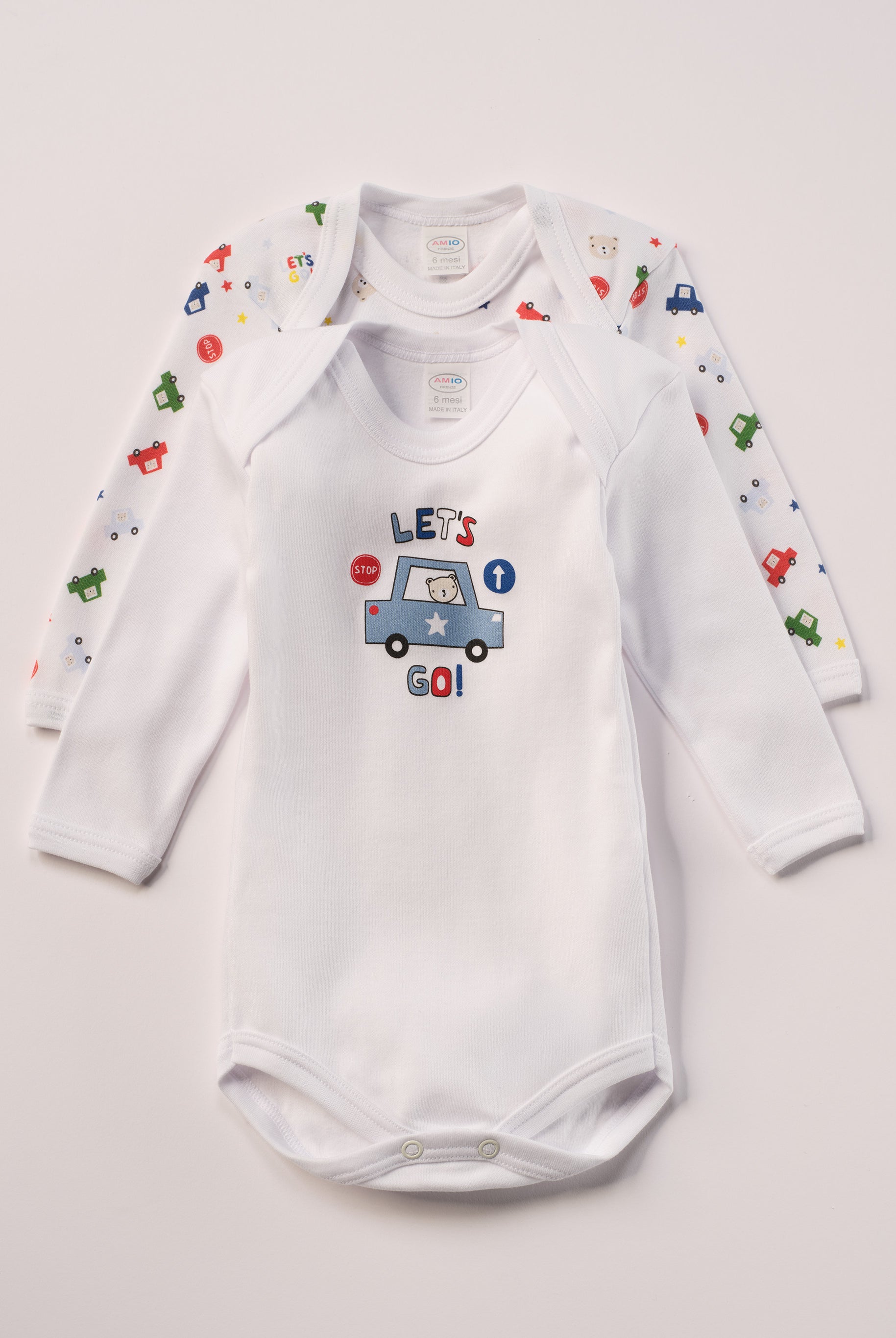Für aktive Babys, eine empfindliche Haut und einen farbenfrohen Alltag.
Diese Americano Bodys bestehen aus hochwertiger, sanft gefärbter und schonend gebleichter organischer Baumwolle aus Italien. Das weiche Innenflanell sorgt für ein besonders angenehmes Tragegefühl und hält warm, ohne zu überhitzen. Das verspielte Design mit Autos, Verkehrszeichen & Bärchen ist zeitlos.