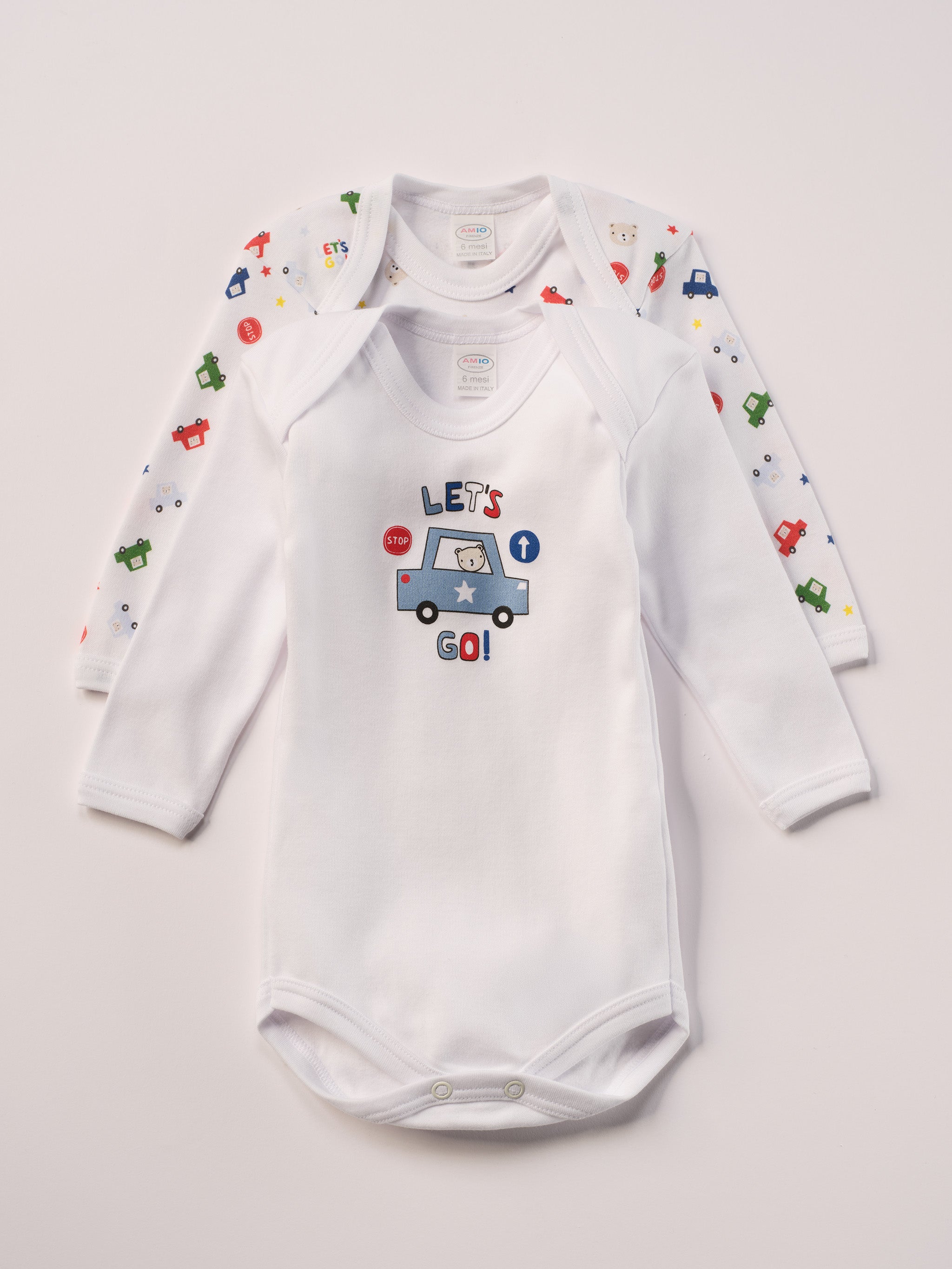 Für aktive Babys, eine empfindliche Haut und einen farbenfrohen Alltag.
Diese Americano Bodys bestehen aus hochwertiger, sanft gefärbter und schonend gebleichter organischer Baumwolle aus Italien. Das weiche Innenflanell sorgt für ein besonders angenehmes Tragegefühl und hält warm, ohne zu überhitzen. Das verspielte Design mit Autos, Verkehrszeichen & Bärchen ist zeitlos.