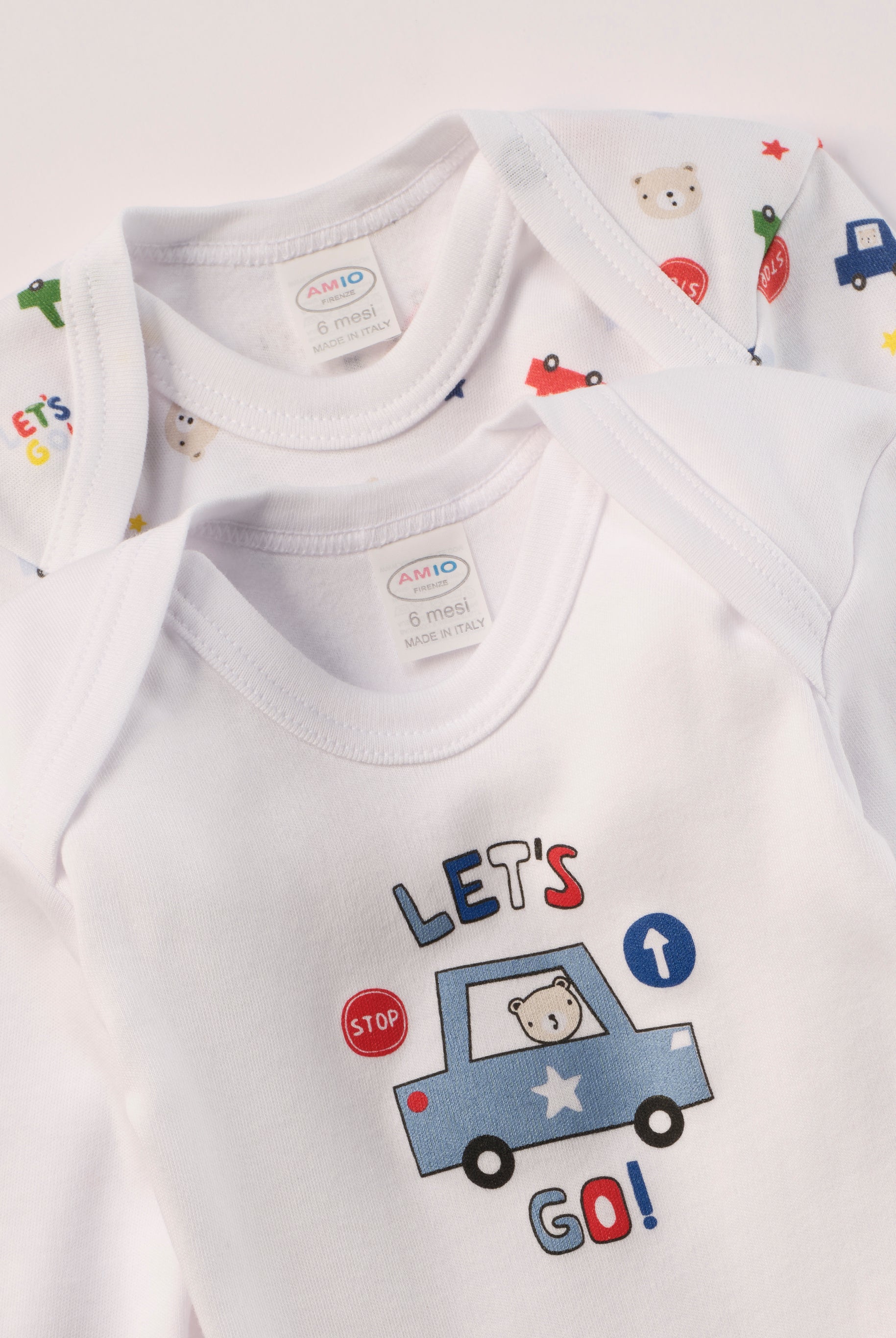 Für aktive Babys, eine empfindliche Haut und einen farbenfrohen Alltag.
Diese Americano Bodys bestehen aus hochwertiger, sanft gefärbter und schonend gebleichter organischer Baumwolle aus Italien. Das weiche Innenflanell sorgt für ein besonders angenehmes Tragegefühl und hält warm, ohne zu überhitzen. Das verspielte Design mit Autos, Verkehrszeichen & Bärchen ist zeitlos.