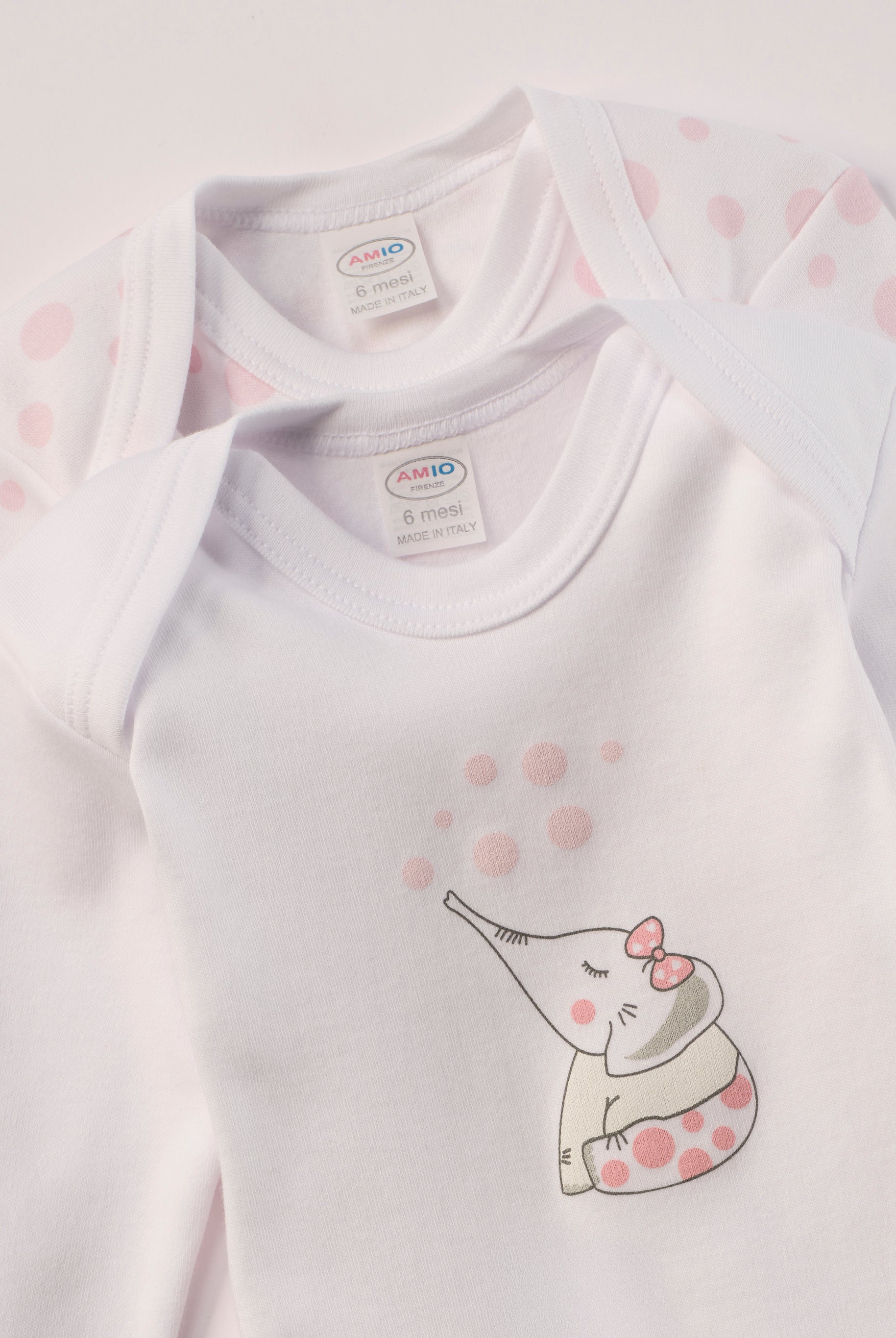 Für aktive Babys, eine empfindliche Haut und einen farbenfrohen Alltag.
Diese Americano Bodys bestehen aus hochwertiger, sanft gefärbter und schonend gebleichter organischer Baumwolle aus Italien. Das weiche Innenflanell sorgt für ein besonders angenehmes Tragegefühl und hält warm, ohne zu überhitzen. Das verspielte Design mit rosa Punkten und dem niedlichen Elefanten-Motiv ist zeitlos.