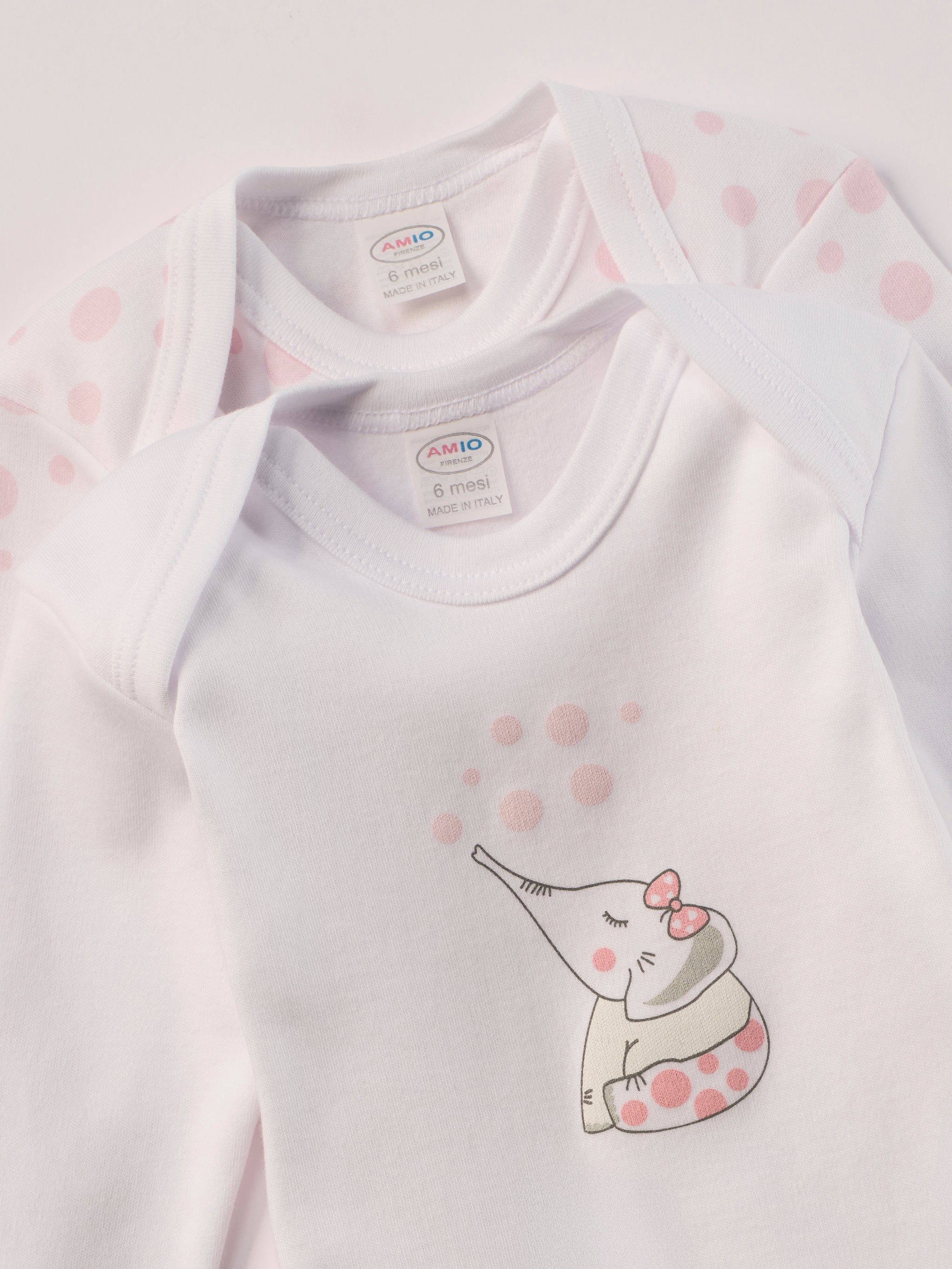 Für aktive Babys, eine empfindliche Haut und einen farbenfrohen Alltag.
Diese Americano Bodys bestehen aus hochwertiger, sanft gefärbter und schonend gebleichter organischer Baumwolle aus Italien. Das weiche Innenflanell sorgt für ein besonders angenehmes Tragegefühl und hält warm, ohne zu überhitzen. Das verspielte Design mit rosa Punkten und dem niedlichen Elefanten-Motiv ist zeitlos.