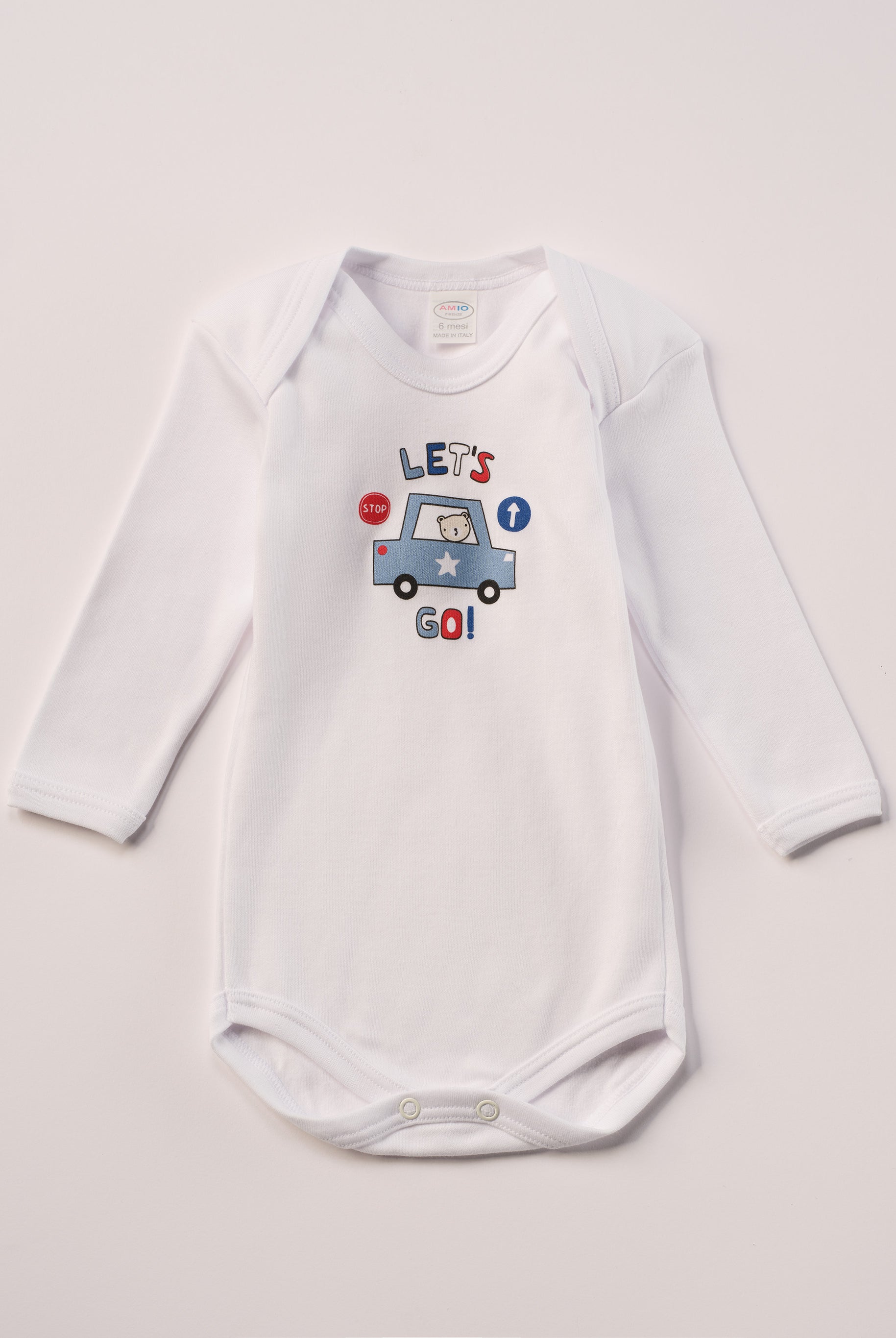 Für aktive Babys, eine empfindliche Haut und einen farbenfrohen Alltag.
Diese Americano Bodys bestehen aus hochwertiger, sanft gefärbter und schonend gebleichter organischer Baumwolle aus Italien. Das weiche Innenflanell sorgt für ein besonders angenehmes Tragegefühl und hält warm, ohne zu überhitzen. Das verspielte Design mit Autos, Verkehrszeichen & Bärchen ist zeitlos.