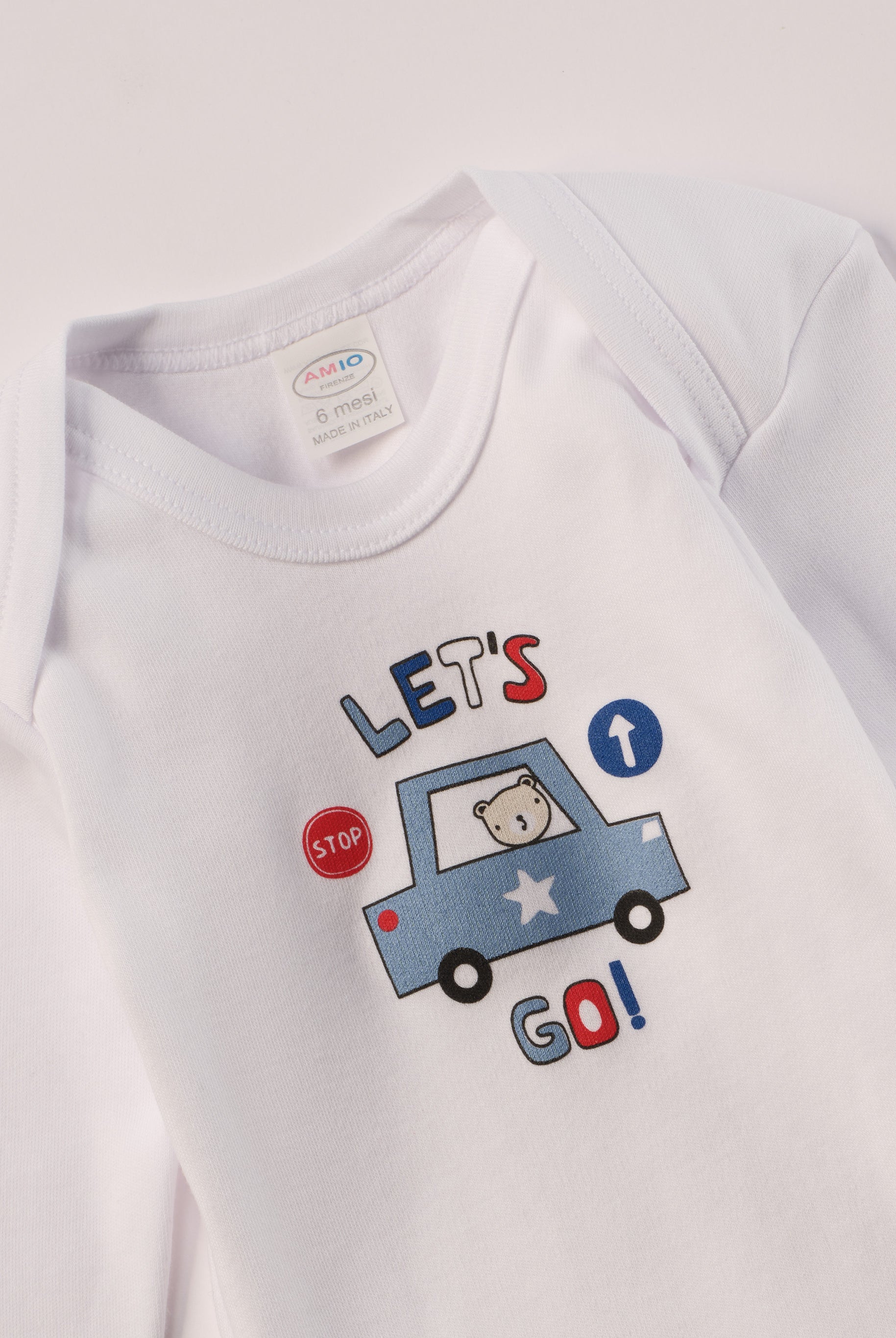 Für aktive Babys, eine empfindliche Haut und einen farbenfrohen Alltag.
Diese Americano Bodys bestehen aus hochwertiger, sanft gefärbter und schonend gebleichter organischer Baumwolle aus Italien. Das weiche Innenflanell sorgt für ein besonders angenehmes Tragegefühl und hält warm, ohne zu überhitzen. Das verspielte Design mit Autos, Verkehrszeichen & Bärchen ist zeitlos.