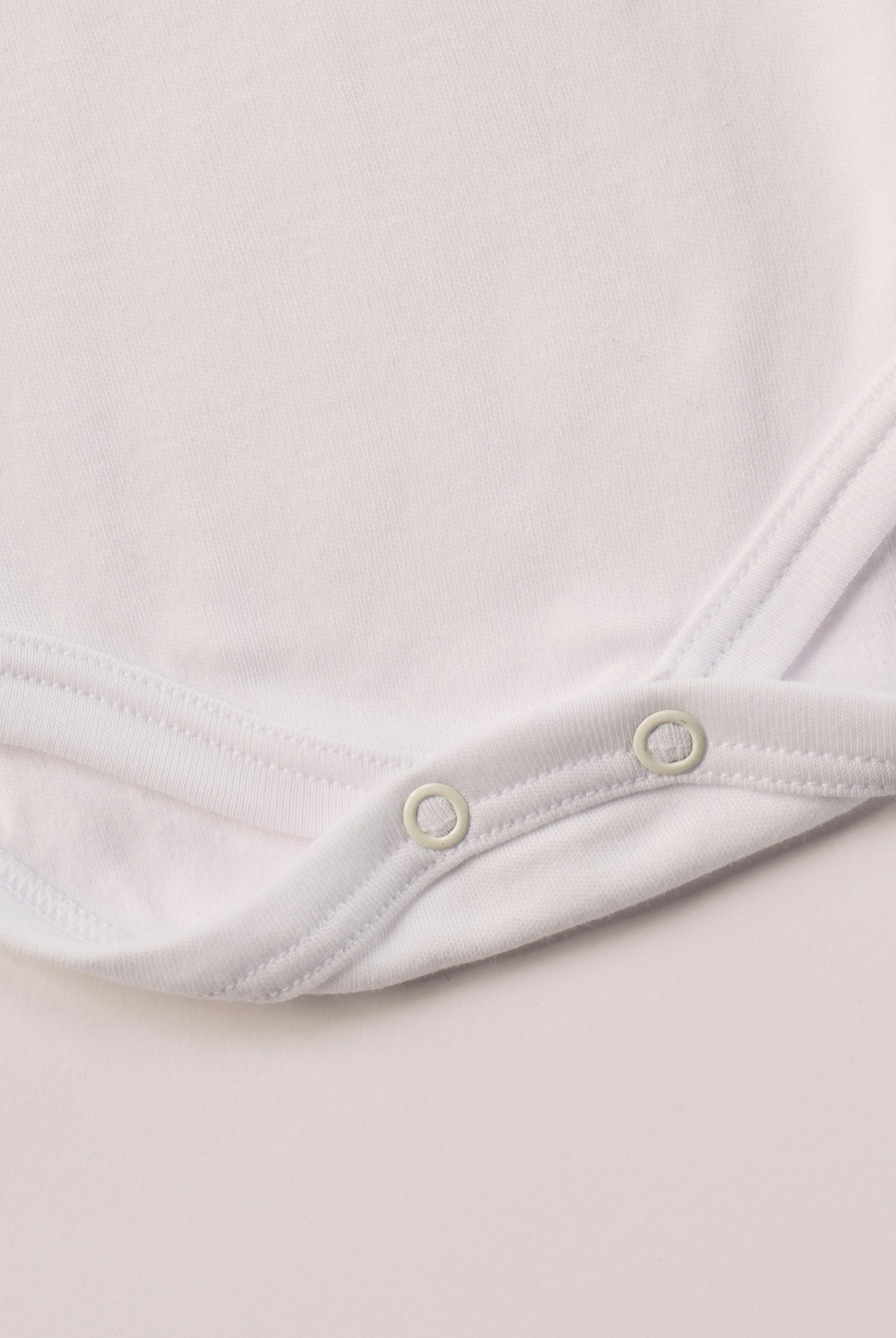 Für aktive Babys, eine empfindliche Haut und einen farbenfrohen Alltag.
Diese Americano Bodys bestehen aus hochwertiger, sanft gefärbter und schonend gebleichter organischer Baumwolle aus Italien. Das weiche Innenflanell sorgt für ein besonders angenehmes Tragegefühl und hält warm, ohne zu überhitzen. Das verspielte Design mit Autos, Verkehrszeichen & Bärchen ist zeitlos.