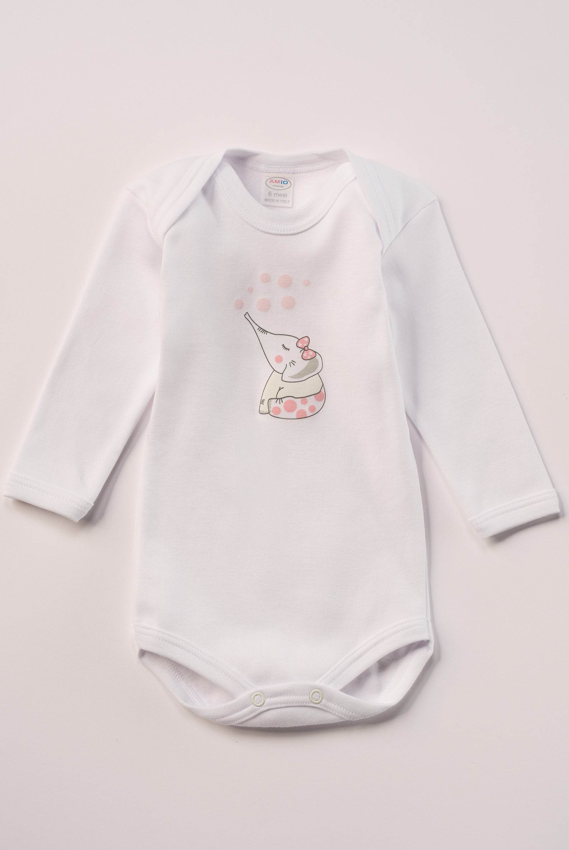Für aktive Babys, eine empfindliche Haut und einen farbenfrohen Alltag.
Diese Americano Bodys bestehen aus hochwertiger, sanft gefärbter und schonend gebleichter organischer Baumwolle aus Italien. Das weiche Innenflanell sorgt für ein besonders angenehmes Tragegefühl und hält warm, ohne zu überhitzen. Das verspielte Design mit rosa Punkten und dem niedlichen Elefanten-Motiv ist zeitlos.