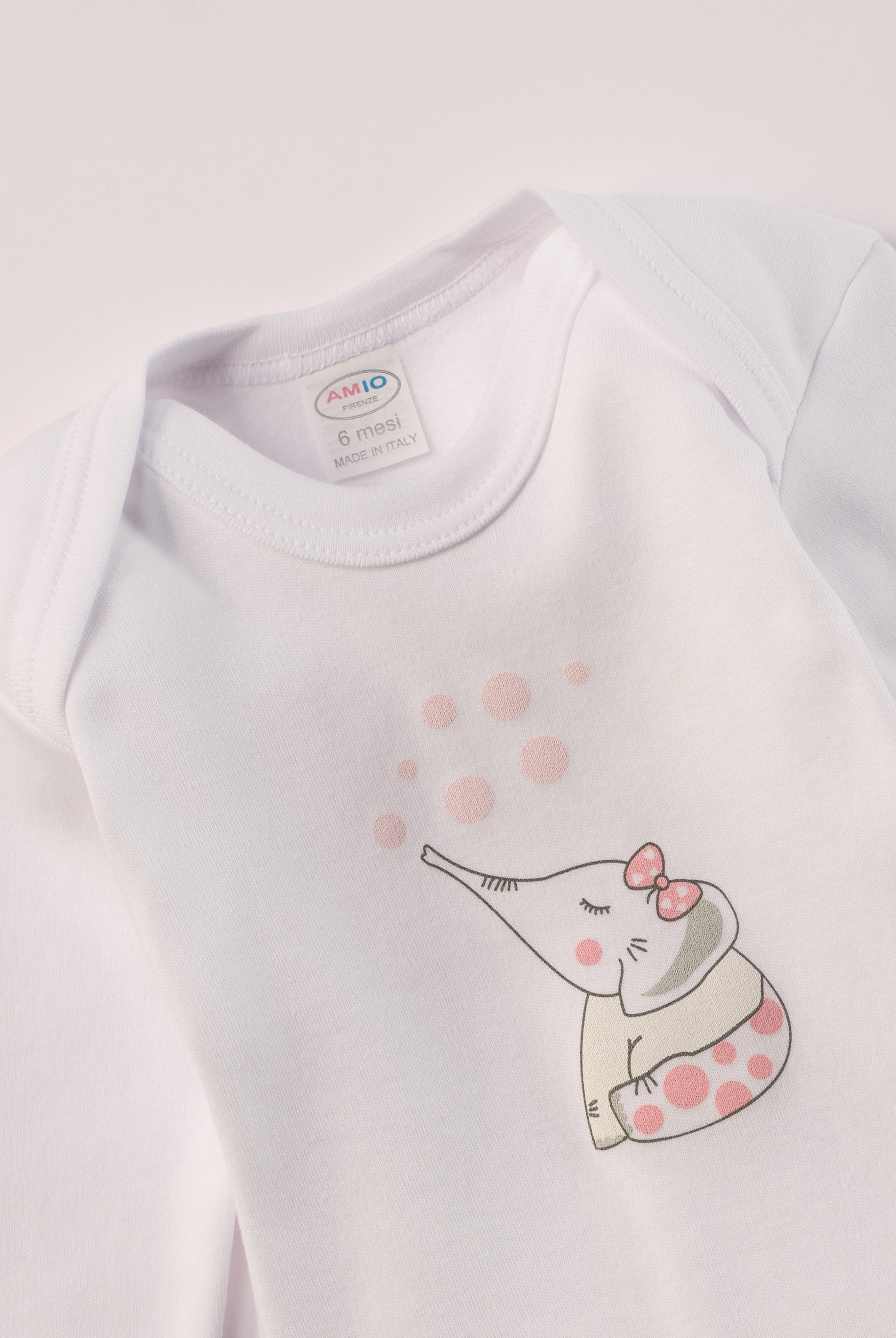Für aktive Babys, eine empfindliche Haut und einen farbenfrohen Alltag.
Diese Americano Bodys bestehen aus hochwertiger, sanft gefärbter und schonend gebleichter organischer Baumwolle aus Italien. Das weiche Innenflanell sorgt für ein besonders angenehmes Tragegefühl und hält warm, ohne zu überhitzen. Das verspielte Design mit rosa Punkten und dem niedlichen Elefanten-Motiv ist zeitlos.