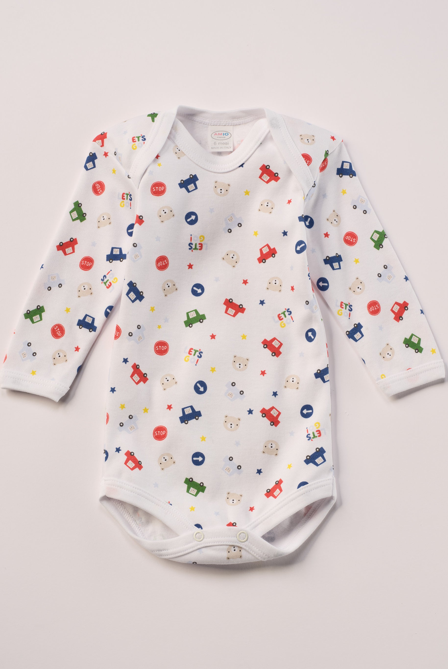 Für aktive Babys, eine empfindliche Haut und einen farbenfrohen Alltag.
Diese Americano Bodys bestehen aus hochwertiger, sanft gefärbter und schonend gebleichter organischer Baumwolle aus Italien. Das weiche Innenflanell sorgt für ein besonders angenehmes Tragegefühl und hält warm, ohne zu überhitzen. Das verspielte Design mit Autos, Verkehrszeichen & Bärchen ist zeitlos.