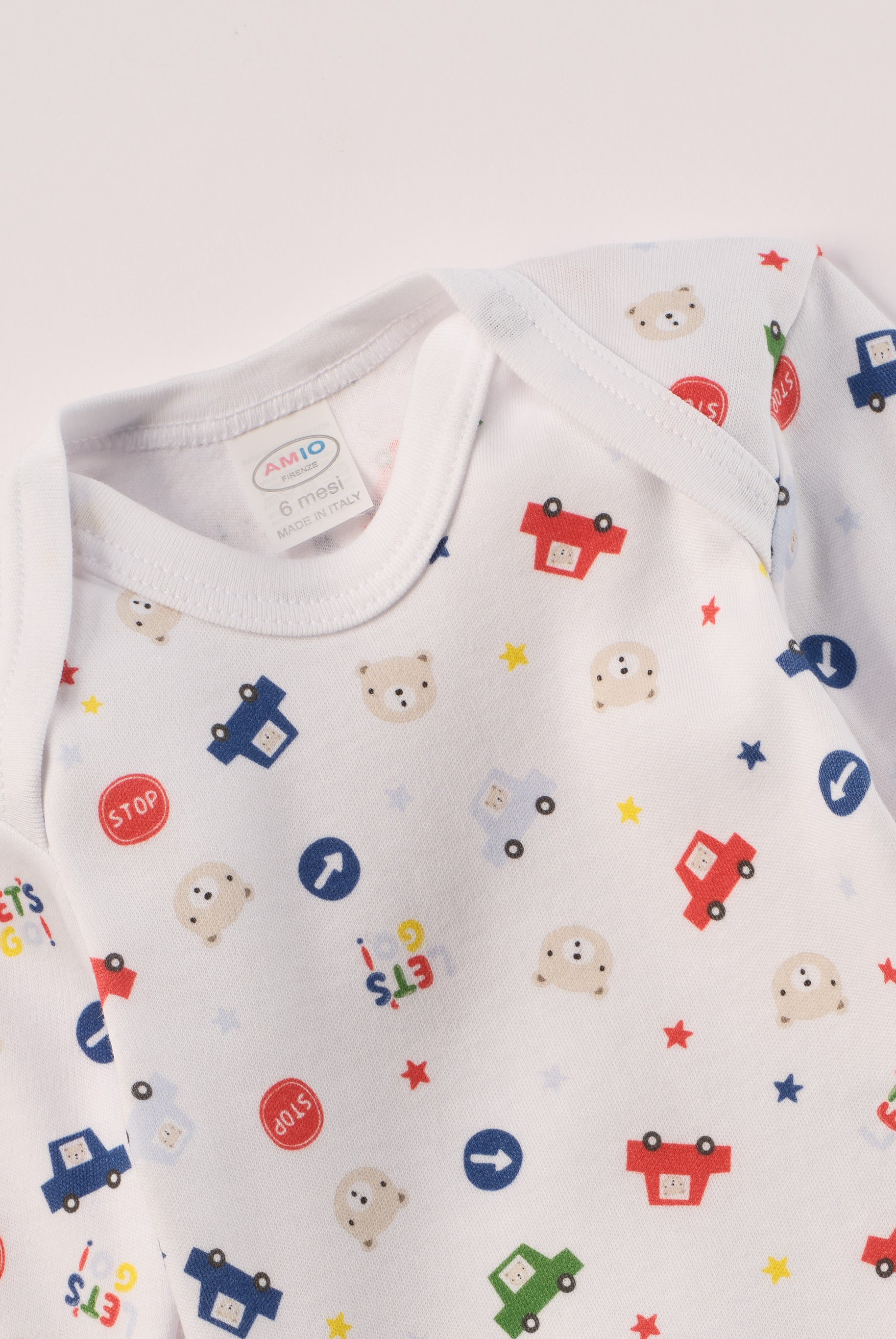 Für aktive Babys, eine empfindliche Haut und einen farbenfrohen Alltag.
Diese Americano Bodys bestehen aus hochwertiger, sanft gefärbter und schonend gebleichter organischer Baumwolle aus Italien. Das weiche Innenflanell sorgt für ein besonders angenehmes Tragegefühl und hält warm, ohne zu überhitzen. Das verspielte Design mit Autos, Verkehrszeichen & Bärchen ist zeitlos.