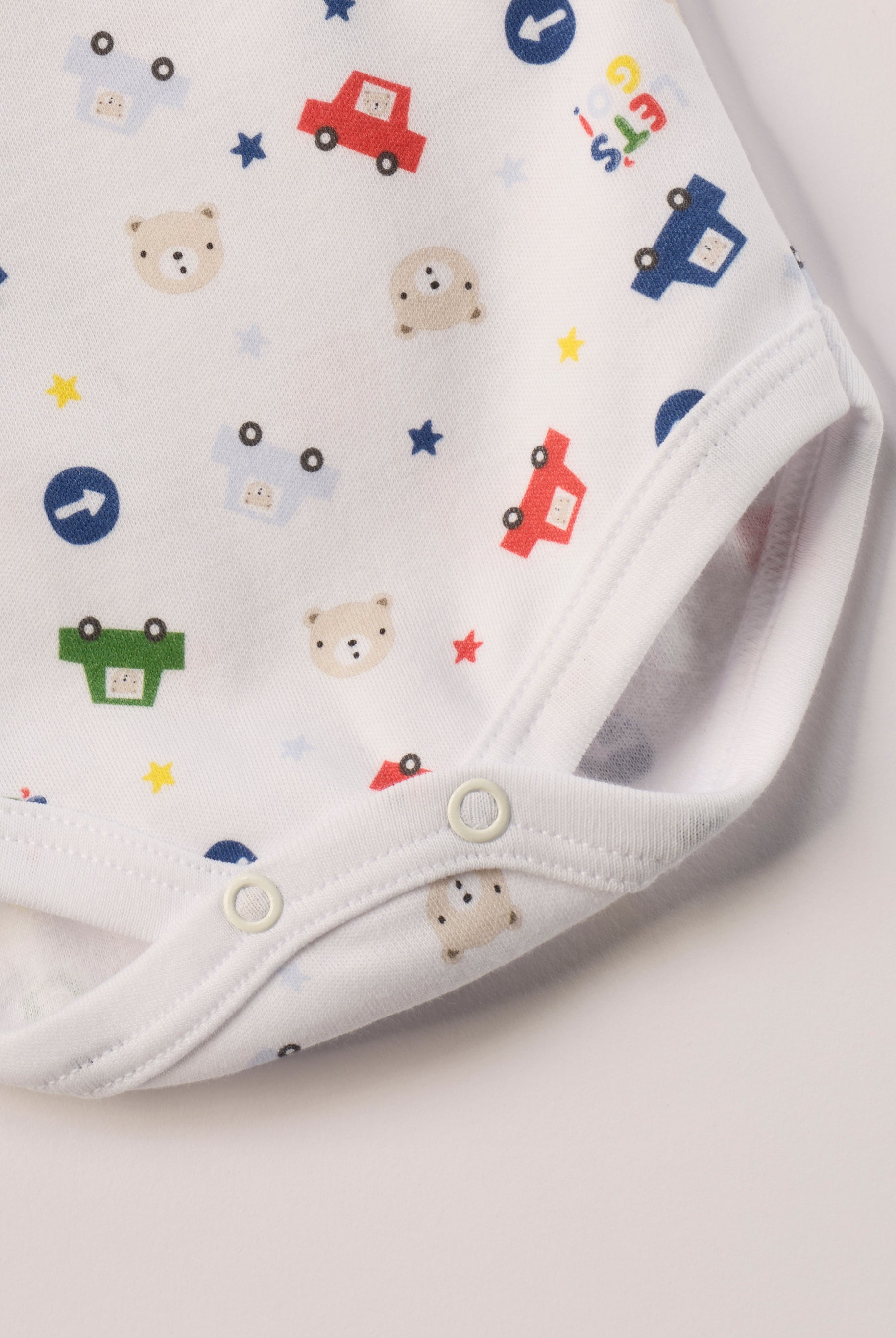 Für aktive Babys, eine empfindliche Haut und einen farbenfrohen Alltag.
Diese Americano Bodys bestehen aus hochwertiger, sanft gefärbter und schonend gebleichter organischer Baumwolle aus Italien. Das weiche Innenflanell sorgt für ein besonders angenehmes Tragegefühl und hält warm, ohne zu überhitzen. Das verspielte Design mit Autos, Verkehrszeichen & Bärchen ist zeitlos.