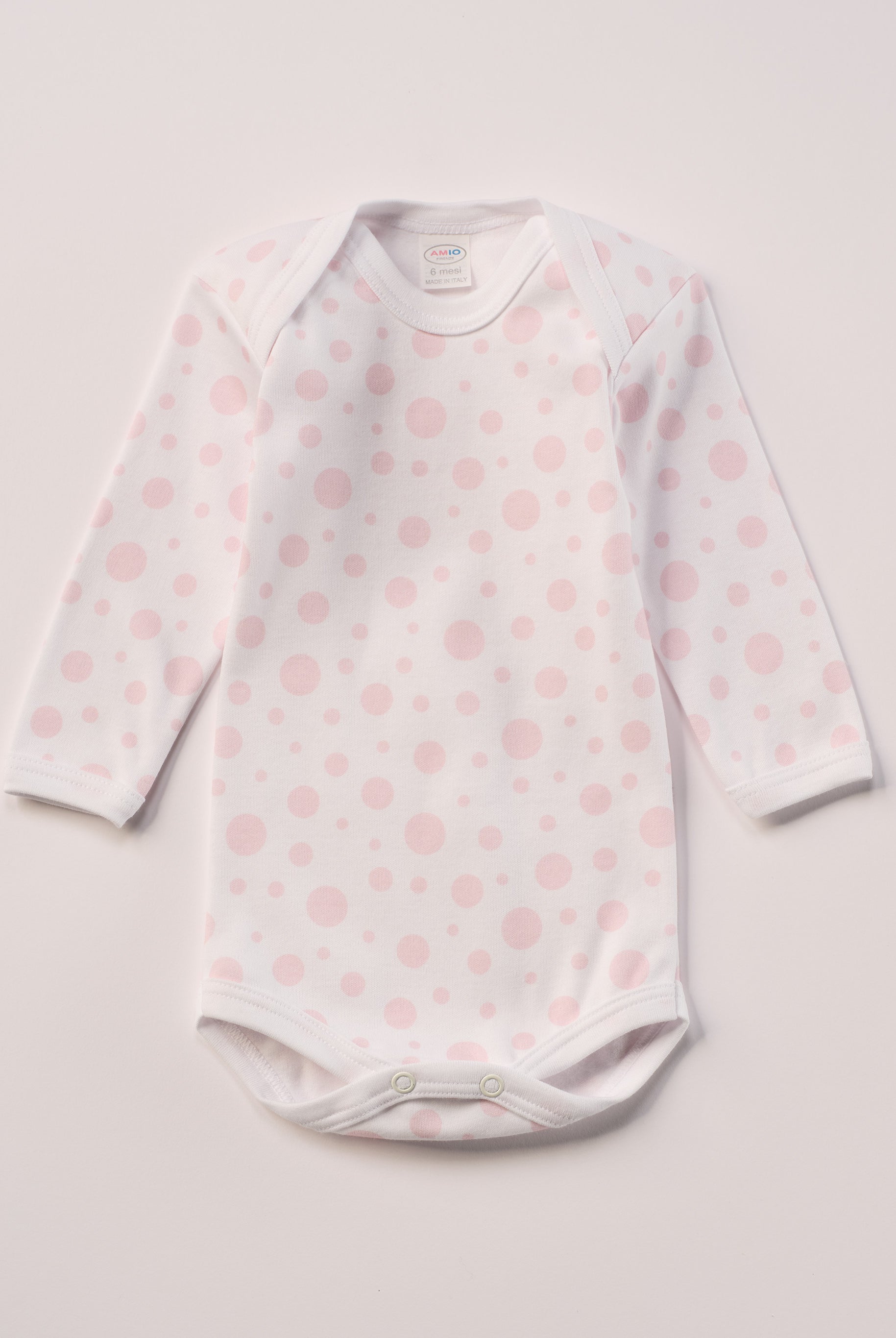 Für aktive Babys, eine empfindliche Haut und einen farbenfrohen Alltag.
Diese Americano Bodys bestehen aus hochwertiger, sanft gefärbter und schonend gebleichter organischer Baumwolle aus Italien. Das weiche Innenflanell sorgt für ein besonders angenehmes Tragegefühl und hält warm, ohne zu überhitzen. Das verspielte Design mit rosa Punkten und dem niedlichen Elefanten-Motiv ist zeitlos.