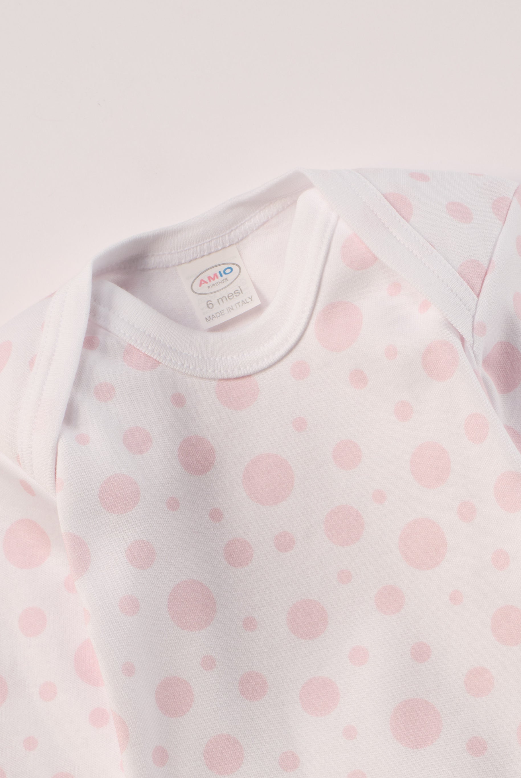 Für aktive Babys, eine empfindliche Haut und einen farbenfrohen Alltag.
Diese Americano Bodys bestehen aus hochwertiger, sanft gefärbter und schonend gebleichter organischer Baumwolle aus Italien. Das weiche Innenflanell sorgt für ein besonders angenehmes Tragegefühl und hält warm, ohne zu überhitzen. Das verspielte Design mit rosa Punkten und dem niedlichen Elefanten-Motiv ist zeitlos.