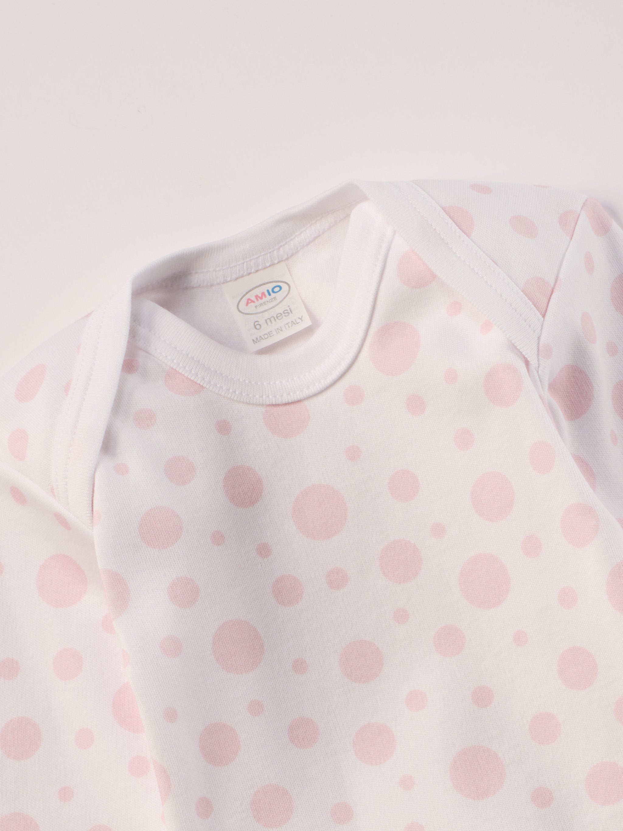 Für aktive Babys, eine empfindliche Haut und einen farbenfrohen Alltag.
Diese Americano Bodys bestehen aus hochwertiger, sanft gefärbter und schonend gebleichter organischer Baumwolle aus Italien. Das weiche Innenflanell sorgt für ein besonders angenehmes Tragegefühl und hält warm, ohne zu überhitzen. Das verspielte Design mit rosa Punkten und dem niedlichen Elefanten-Motiv ist zeitlos.