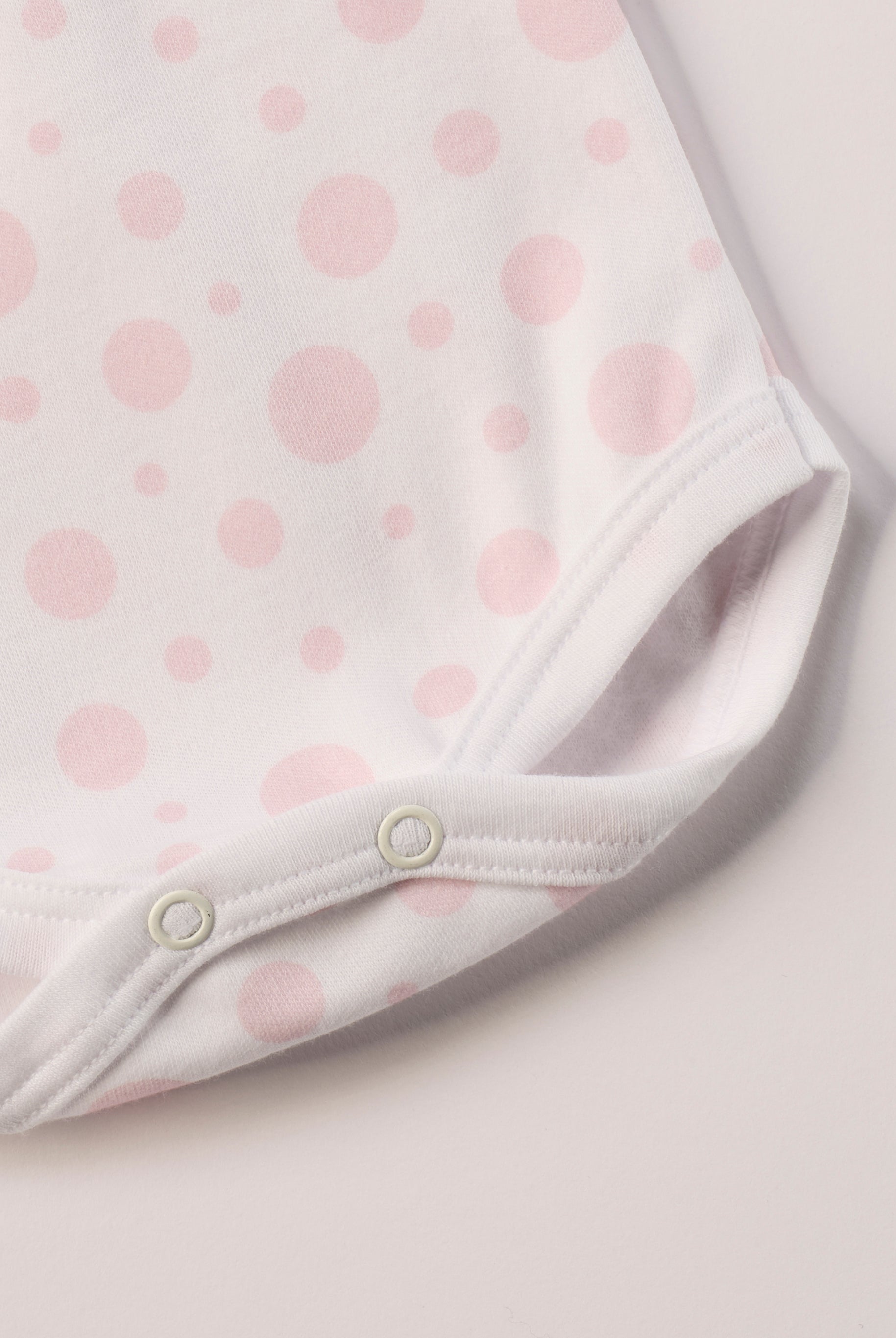 Für aktive Babys, eine empfindliche Haut und einen farbenfrohen Alltag.
Diese Americano Bodys bestehen aus hochwertiger, sanft gefärbter und schonend gebleichter organischer Baumwolle aus Italien. Das weiche Innenflanell sorgt für ein besonders angenehmes Tragegefühl und hält warm, ohne zu überhitzen. Das verspielte Design mit rosa Punkten und dem niedlichen Elefanten-Motiv ist zeitlos.