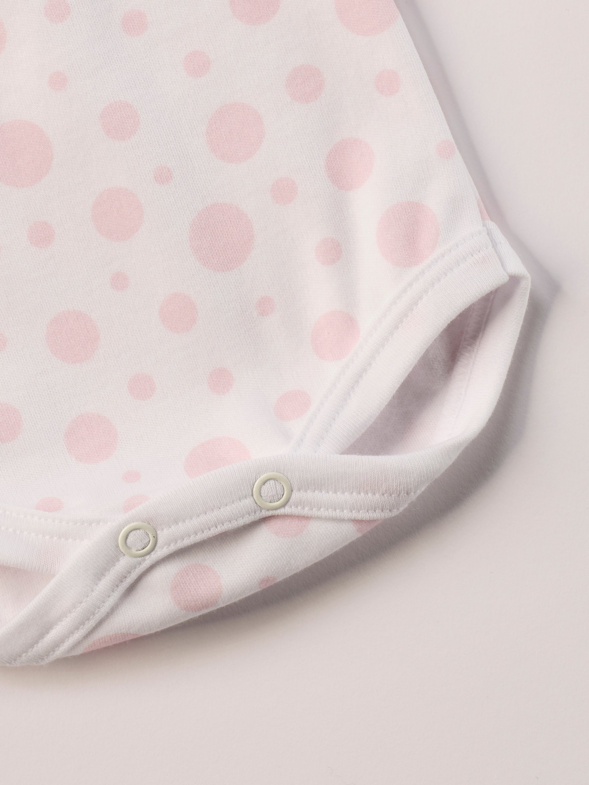 Für aktive Babys, eine empfindliche Haut und einen farbenfrohen Alltag.
Diese Americano Bodys bestehen aus hochwertiger, sanft gefärbter und schonend gebleichter organischer Baumwolle aus Italien. Das weiche Innenflanell sorgt für ein besonders angenehmes Tragegefühl und hält warm, ohne zu überhitzen. Das verspielte Design mit rosa Punkten und dem niedlichen Elefanten-Motiv ist zeitlos.