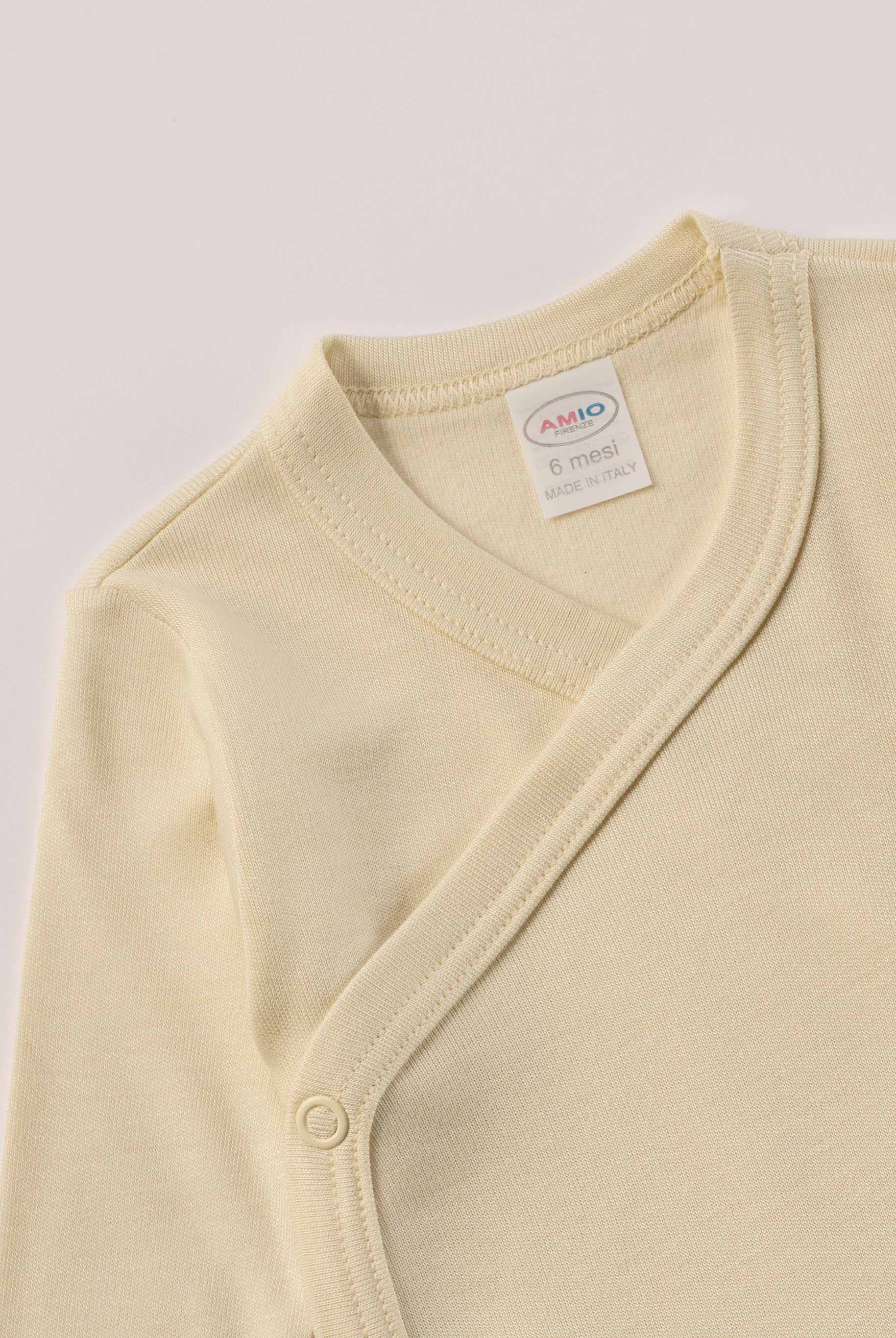 Für besonders sensible Babyhaut. Dieser beige Wickelbody für Frühchen besteht aus hochwertiger Bambusviskose — einem Material, das für seine seidige Weichheit, hohe Atmungsaktivität und temperaturausgleichenden Eigenschaften bekannt ist. Sanft zur Haut, funktional im Alltag.