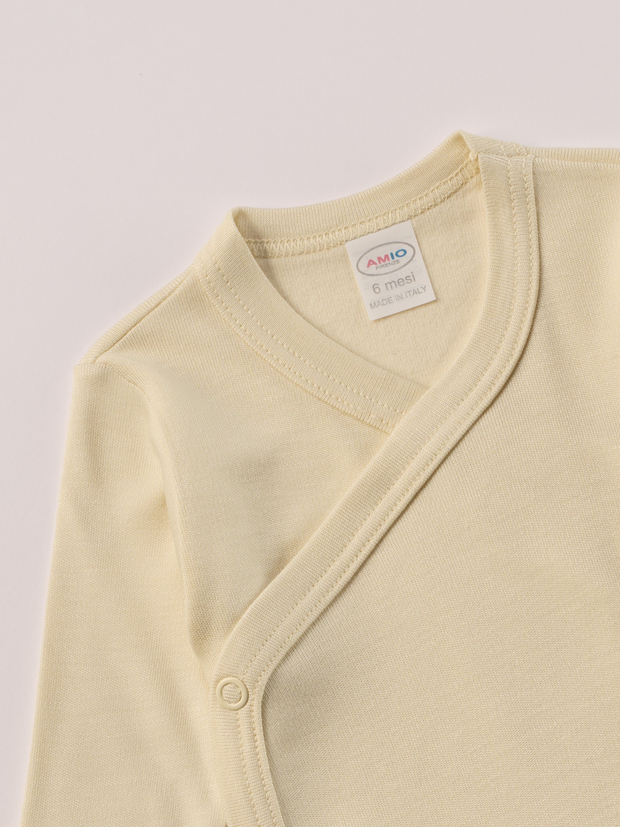 Für besonders sensible Babyhaut. Dieser beige Wickelbody besteht aus hochwertiger Bambusviskose — einem Material, das für seine seidige Weichheit, hohe Atmungsaktivität und temperaturausgleichenden Eigenschaften bekannt ist. Sanft zur Haut, funktional im Alltag.