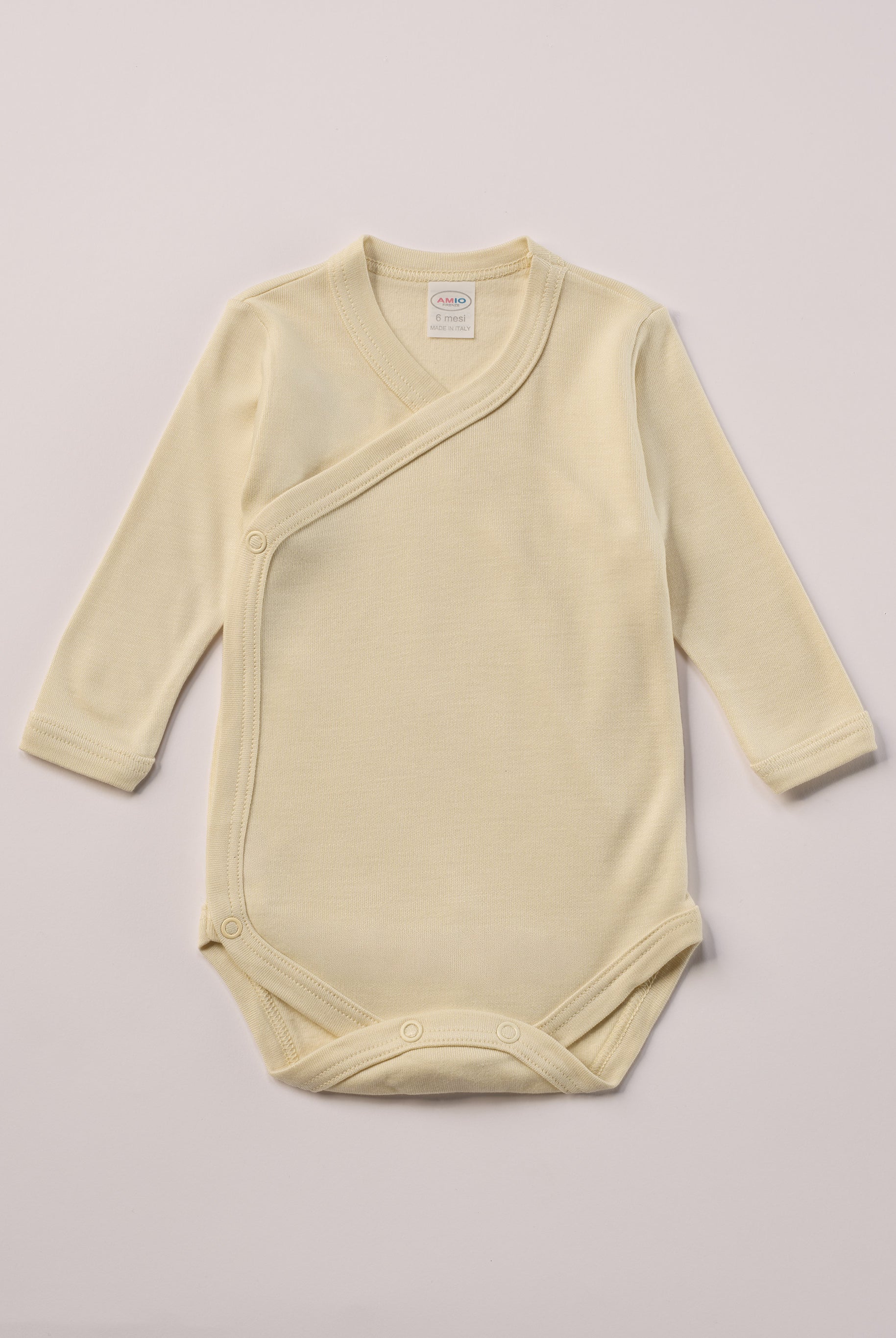 Für besonders sensible Babyhaut. Diese Wickelbodys in weiß und beige bestehen aus hochwertiger Bambusviskose — einem Material, das für seine seidige Weichheit, hohe Atmungsaktivität und temperaturausgleichenden Eigenschaften bekannt ist. Sanft zur Haut, funktional im Alltag.