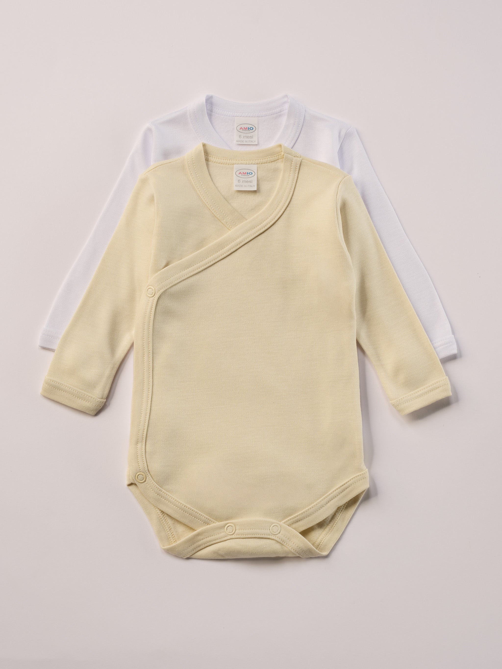 Für besonders sensible Babyhaut. Diese Wickelbodys in weiß und beige für Frühchen besteht aus hochwertiger Bambusviskose — einem Material, das für seine seidige Weichheit, hohe Atmungsaktivität und temperaturausgleichenden Eigenschaften bekannt ist. Sanft zur Haut, funktional im Alltag.