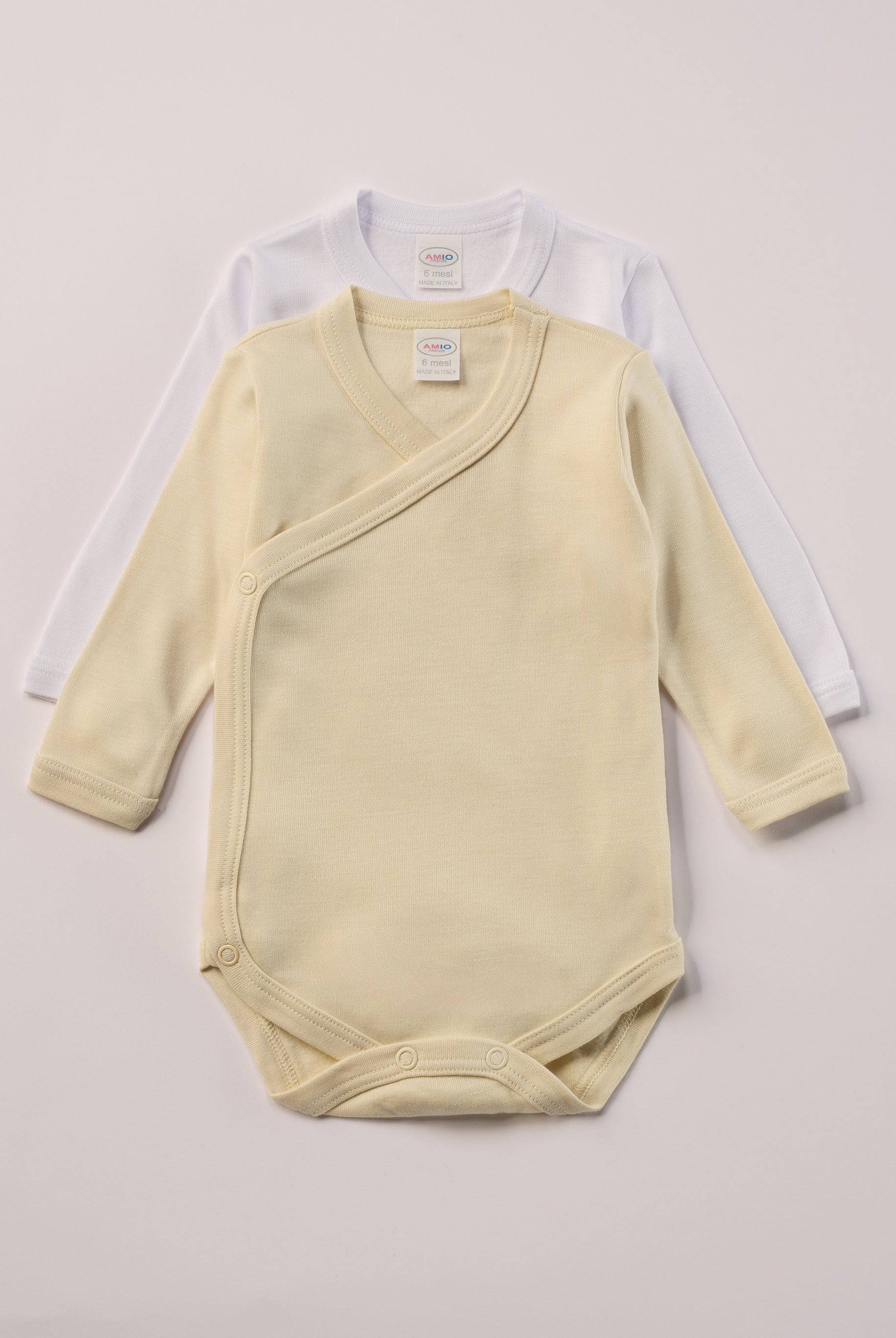 Für besonders sensible Babyhaut. Diese Wickelbodys in weiß und beige bestehen aus hochwertiger Bambusviskose — einem Material, das für seine seidige Weichheit, hohe Atmungsaktivität und temperaturausgleichenden Eigenschaften bekannt ist. Sanft zur Haut, funktional im Alltag.