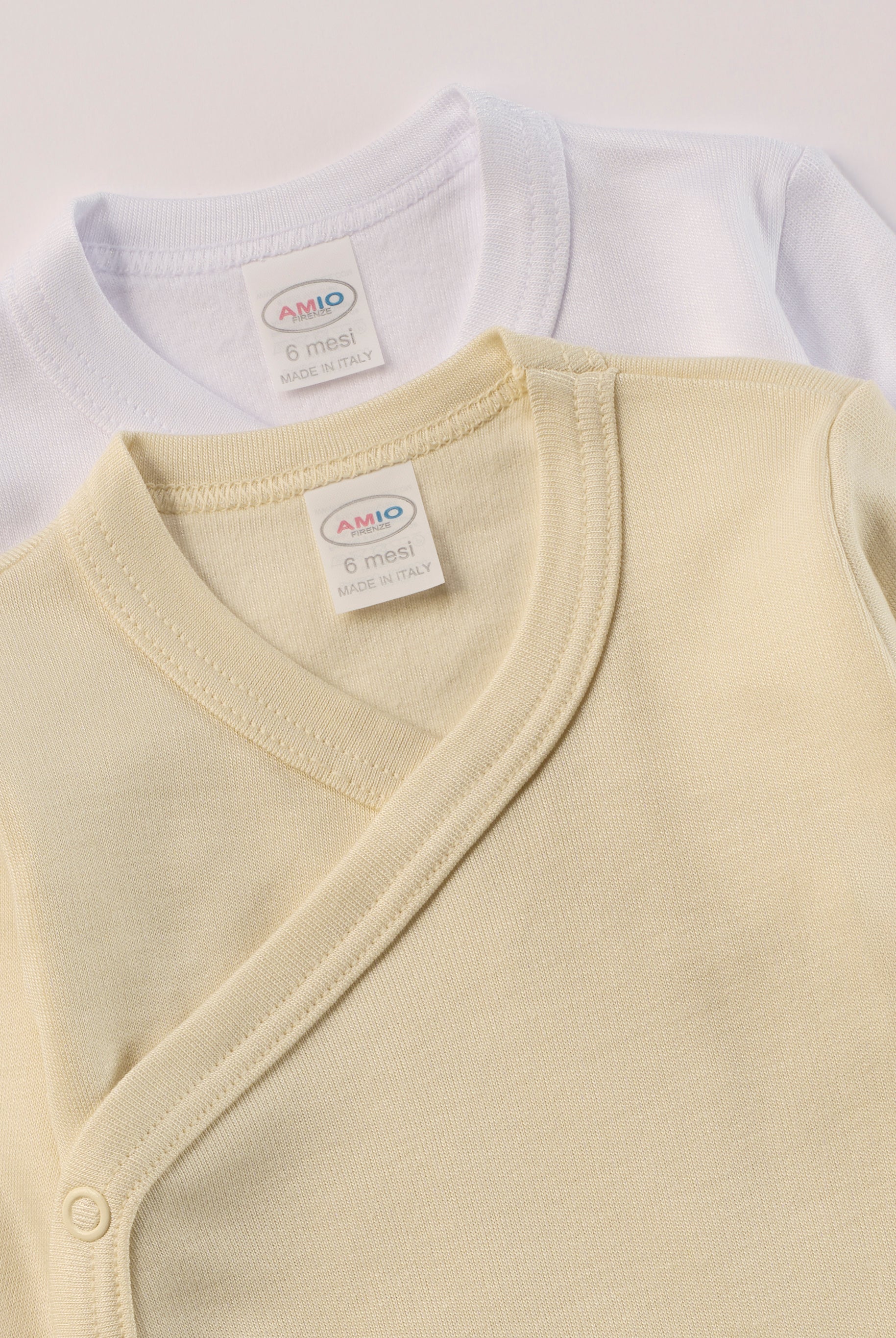 Für besonders sensible Babyhaut. Diese Wickelbodys in weiß und beige für Frühchen besteht aus hochwertiger Bambusviskose — einem Material, das für seine seidige Weichheit, hohe Atmungsaktivität und temperaturausgleichenden Eigenschaften bekannt ist. Sanft zur Haut, funktional im Alltag.