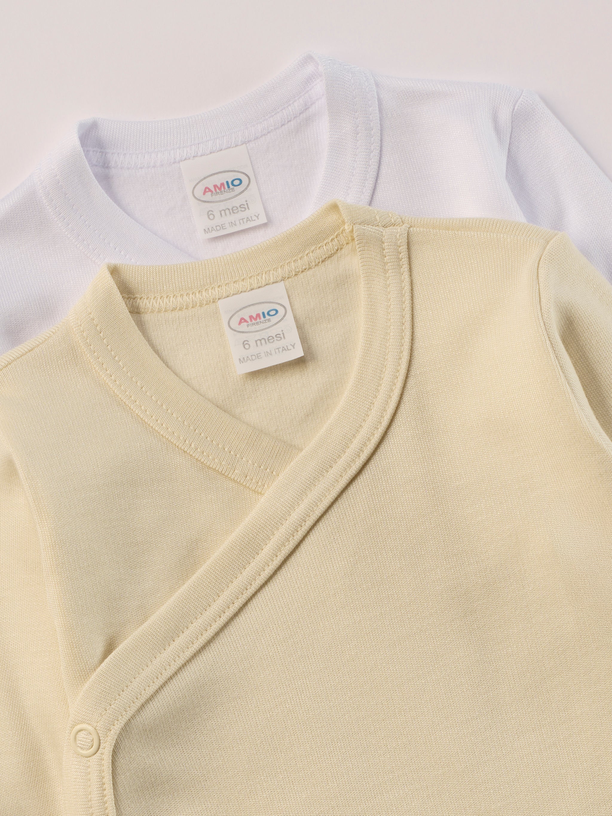 Für besonders sensible Babyhaut. Diese Wickelbodys in weiß und beige für Frühchen besteht aus hochwertiger Bambusviskose — einem Material, das für seine seidige Weichheit, hohe Atmungsaktivität und temperaturausgleichenden Eigenschaften bekannt ist. Sanft zur Haut, funktional im Alltag.