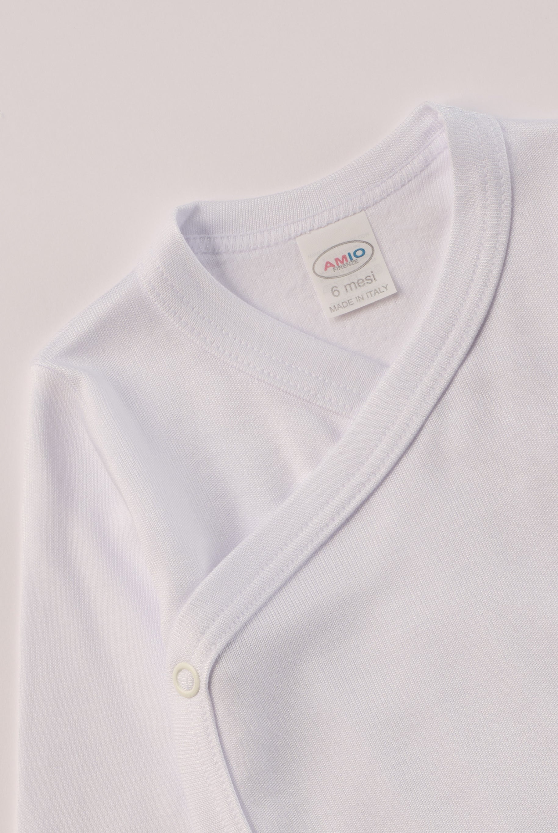 Für besonders sensible Babyhaut. Dieser weiße Wickelbody für Frühchen besteht aus hochwertiger Bambusviskose — einem Material, das für seine seidige Weichheit, hohe Atmungsaktivität und temperaturausgleichenden Eigenschaften bekannt ist. Sanft zur Haut, funktional im Alltag.