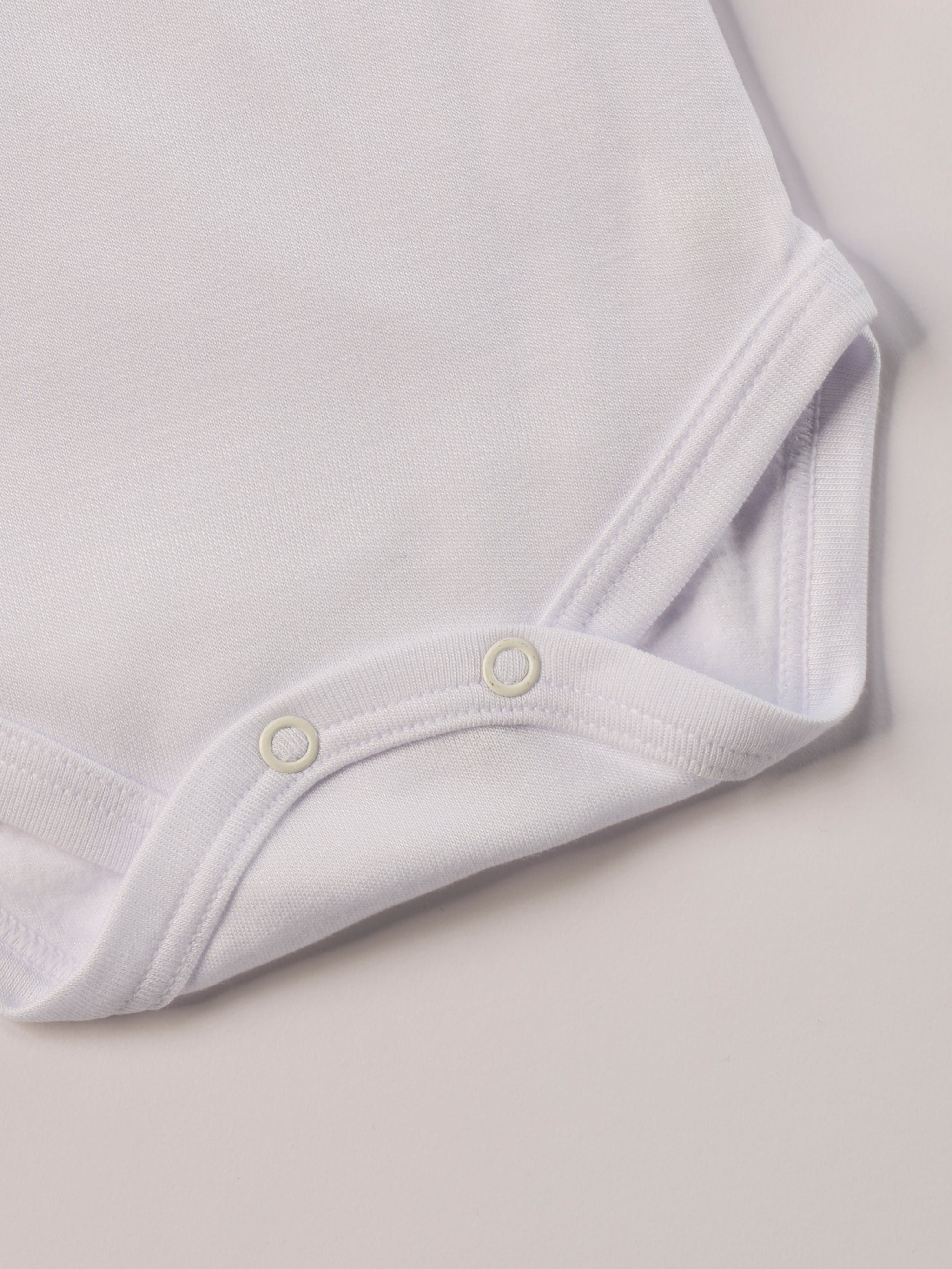 Für besonders sensible Babyhaut. Diese Wickelbodys in weiß und rosa für Frühchen besteht aus hochwertiger Bambusviskose — einem Material, das für seine seidige Weichheit, hohe Atmungsaktivität und temperaturausgleichenden Eigenschaften bekannt ist. Sanft zur Haut, funktional im Alltag.