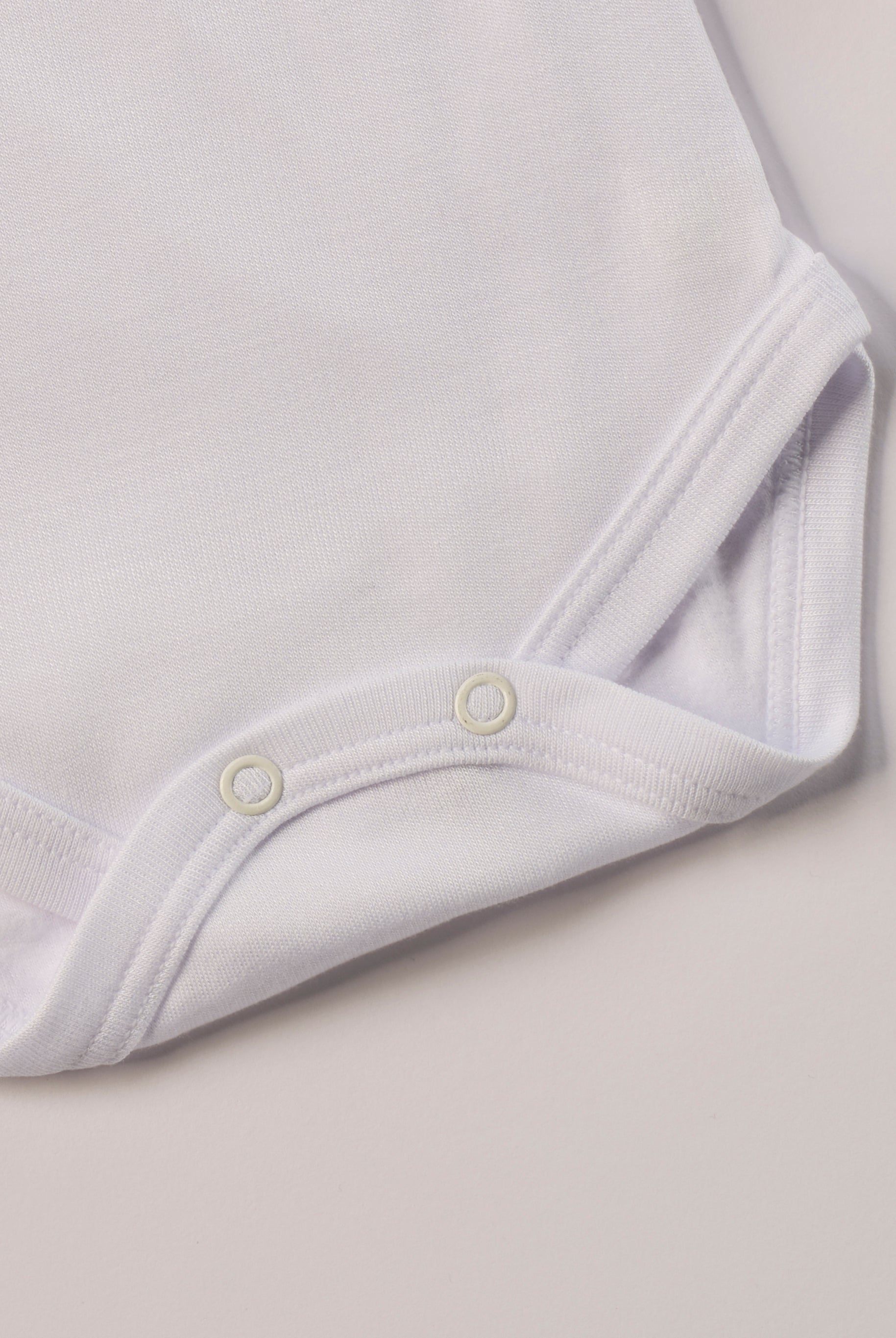 Für besonders sensible Babyhaut. Diese Wickelbodys in weiß und beige für Frühchen besteht aus hochwertiger Bambusviskose — einem Material, das für seine seidige Weichheit, hohe Atmungsaktivität und temperaturausgleichenden Eigenschaften bekannt ist. Sanft zur Haut, funktional im Alltag.