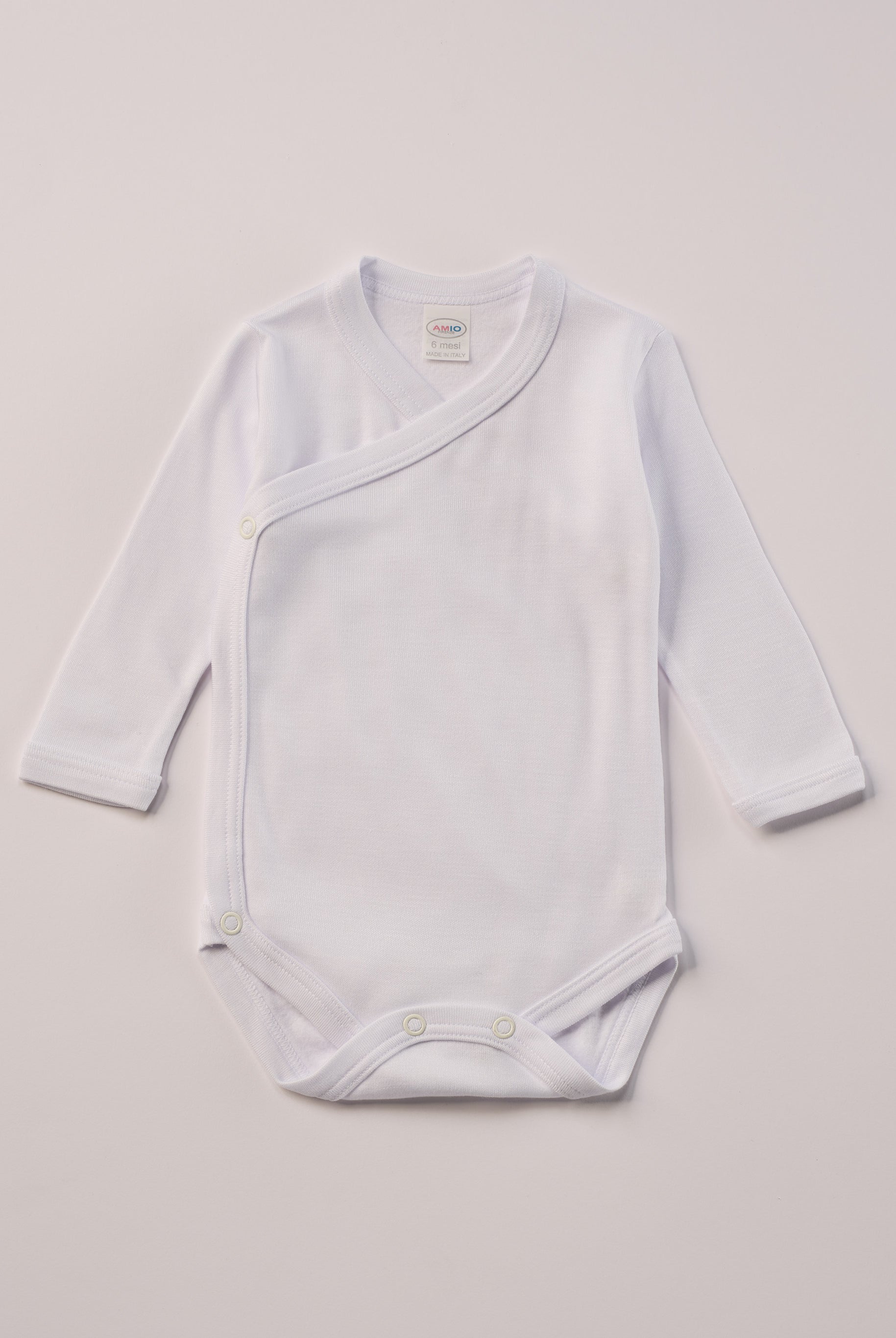 Für besonders sensible Babyhaut. Diese Wickelbodys in weiß und rosa bestehen aus hochwertiger Bambusviskose — einem Material, das für seine seidige Weichheit, hohe Atmungsaktivität und temperaturausgleichenden Eigenschaften bekannt ist. Sanft zur Haut, funktional im Alltag.